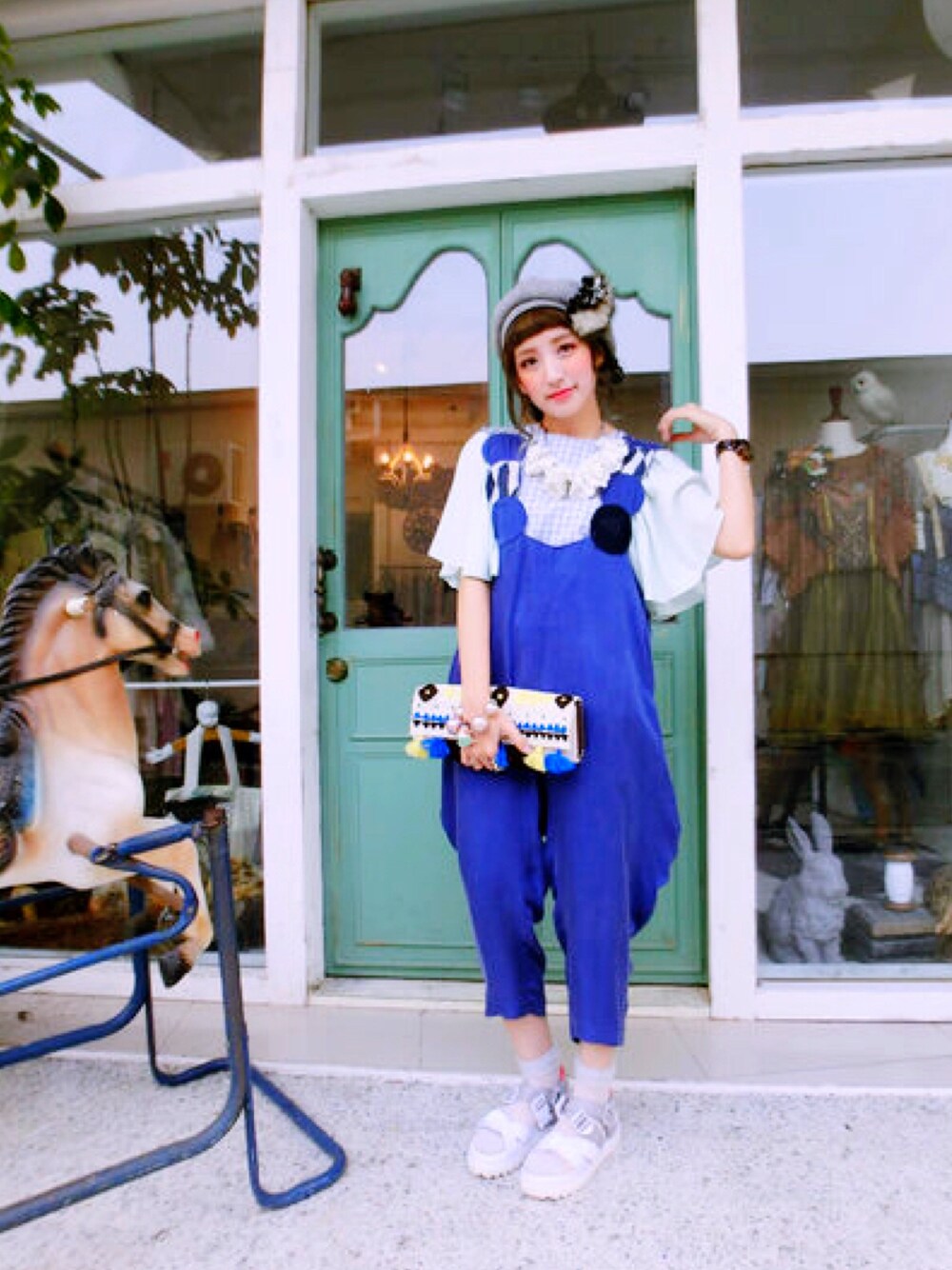 「guri&Ji'ne、Choucas、one third」｜「guriのアイテム（Tシャツ/カットソー、ブルー系）」を使った、木塔麻さん（レディース・160cm）の春コーディネートの1枚目の写真