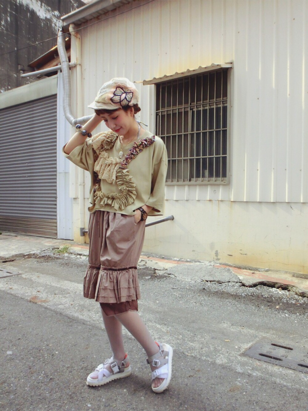 「handmade、Choucas、CA4LA、BROWN」｜「Handmadeのアイテム（トップス、ベージュ系）」を使った、木塔麻さん（レディース・160cm）の春コーディネートの1枚目の写真