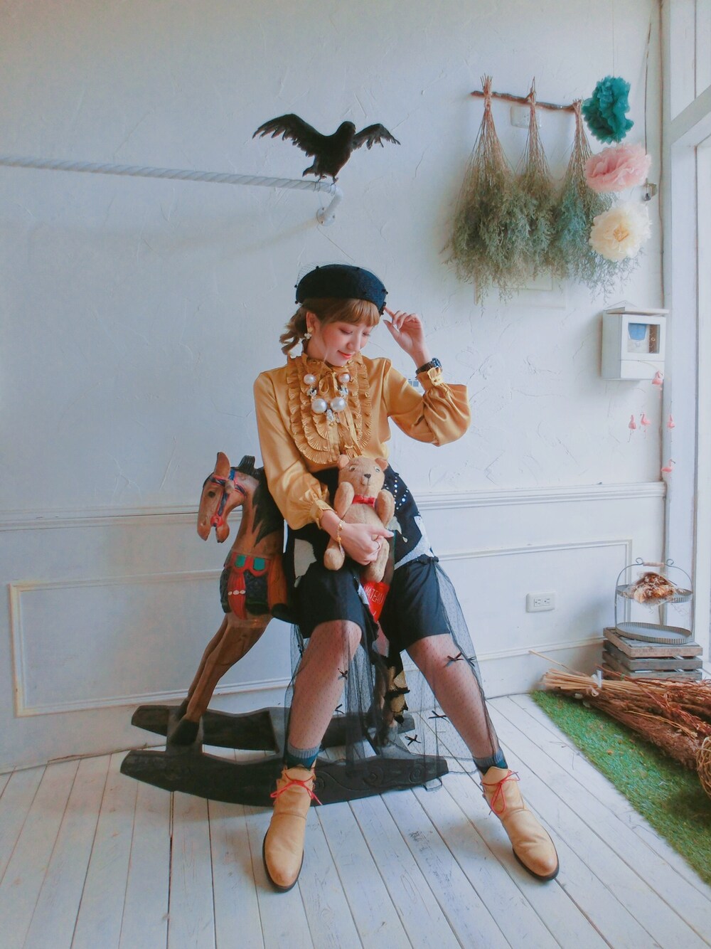 「outfit、Choucas、vintage、autumn」｜「VINTAGEのアイテム（トップス、ゴールド系）」を使った、木塔麻さん（レディース・160cm）の秋コーディネートの1枚目の写真