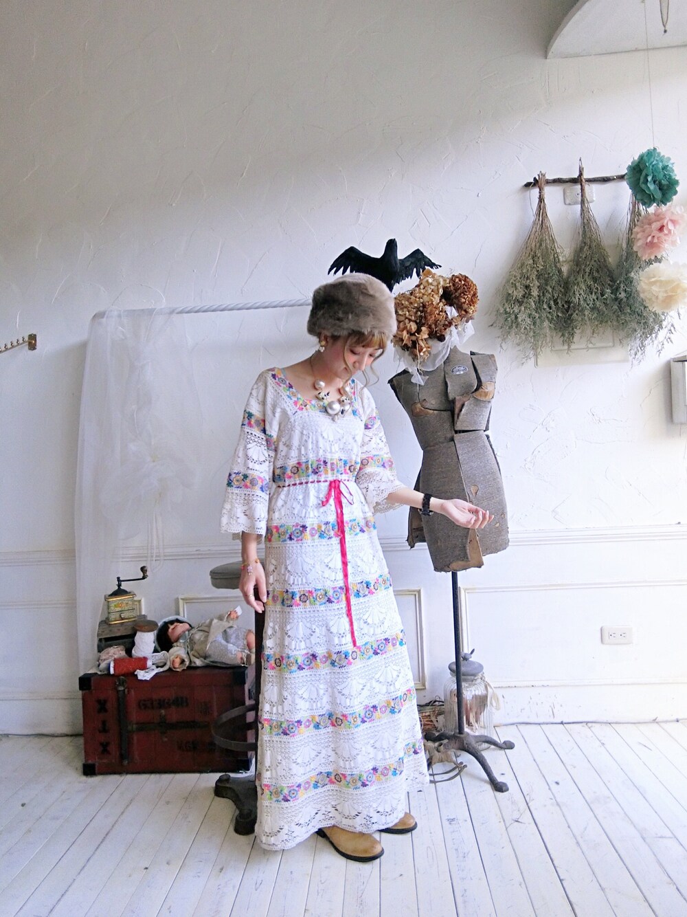 「vintage、Choucas、outfit、winter、fashion」｜「VINTAGEのアイテム（ワンピース、ホワイト系）」を使った、木塔麻さん（レディース・160cm）の秋コーディネートの1枚目の写真