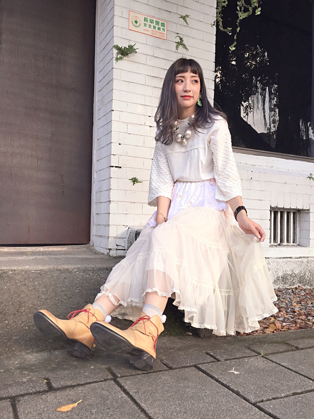 「outfit、vintage、Choucas、paravion、white」｜「paravionのアイテム（トップス、ホワイト系）」を使った、木塔麻さん（レディース・160cm）の秋コーディネートの1枚目の写真