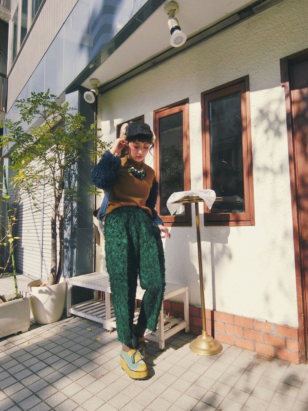 「outfit、高円寺、Choucas、handmade、fur」｜「chelseaのアイテム（トップス、ブルー系）」を使った、木塔麻さん（レディース・160cm）の秋コーディネートの1枚目の写真