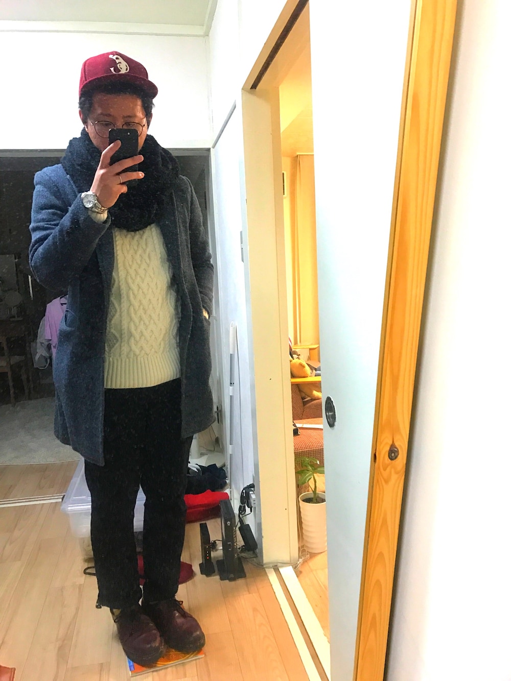 「チェスターコート、キャップ、スヌード」｜「CALEEのアイテム（キャップ、レッド系）」を使った、t...yaさん（メンズ・167cm）の秋コーディネートの1枚目の写真