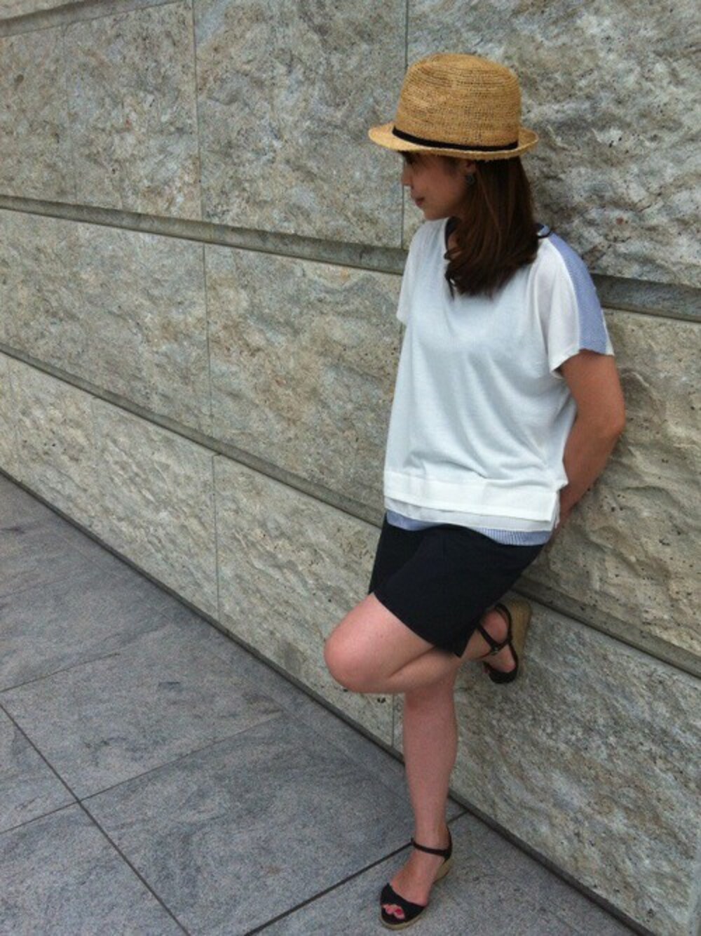 ホワイト系のTシャツ/カットソーを着用したレディースの夏コーディネートの1枚目の写真