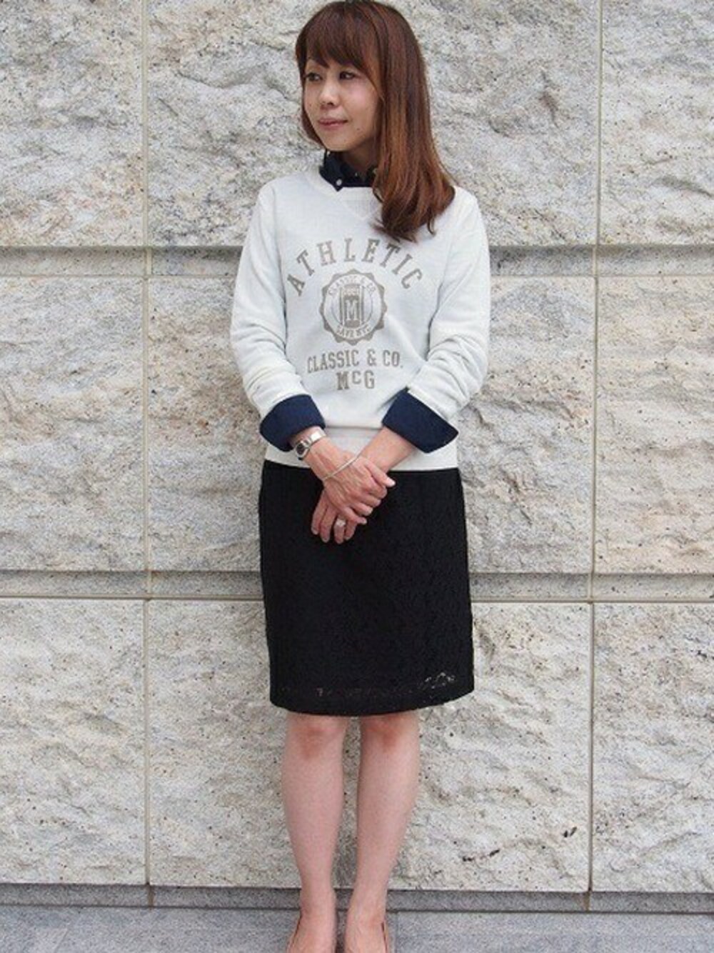 ブルー系のシャツ/ブラウス、ホワイト系のTシャツ/カットソー、ブラック系のスカートを着用したレディースの秋コーディネートの1枚目の写真