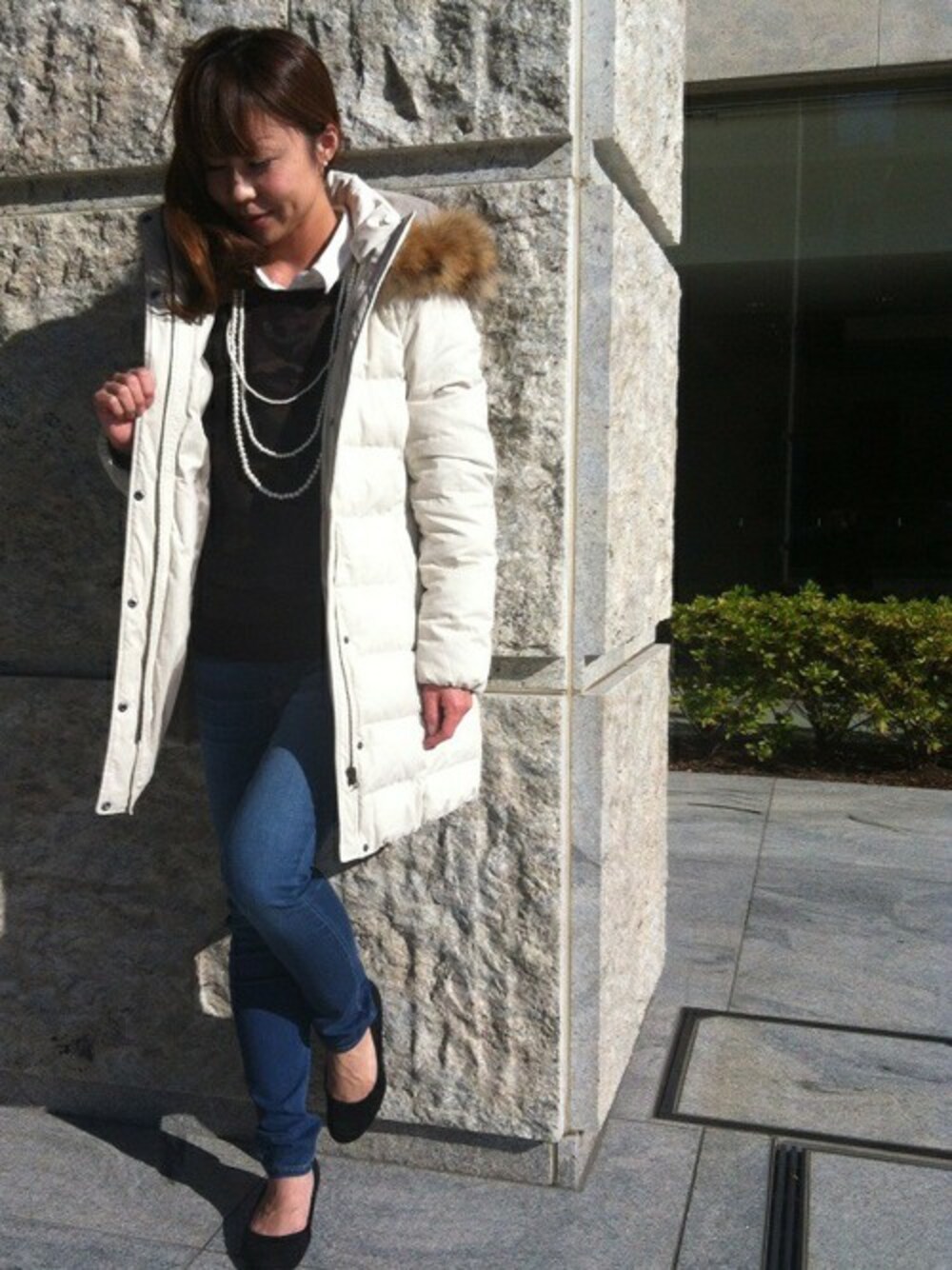 ホワイト系のダウンジャケット/コート、グリーン系のTシャツ/カットソー、ホワイト系のシャツ/ブラウスを着用したレディースの秋コーディネートの1枚目の写真