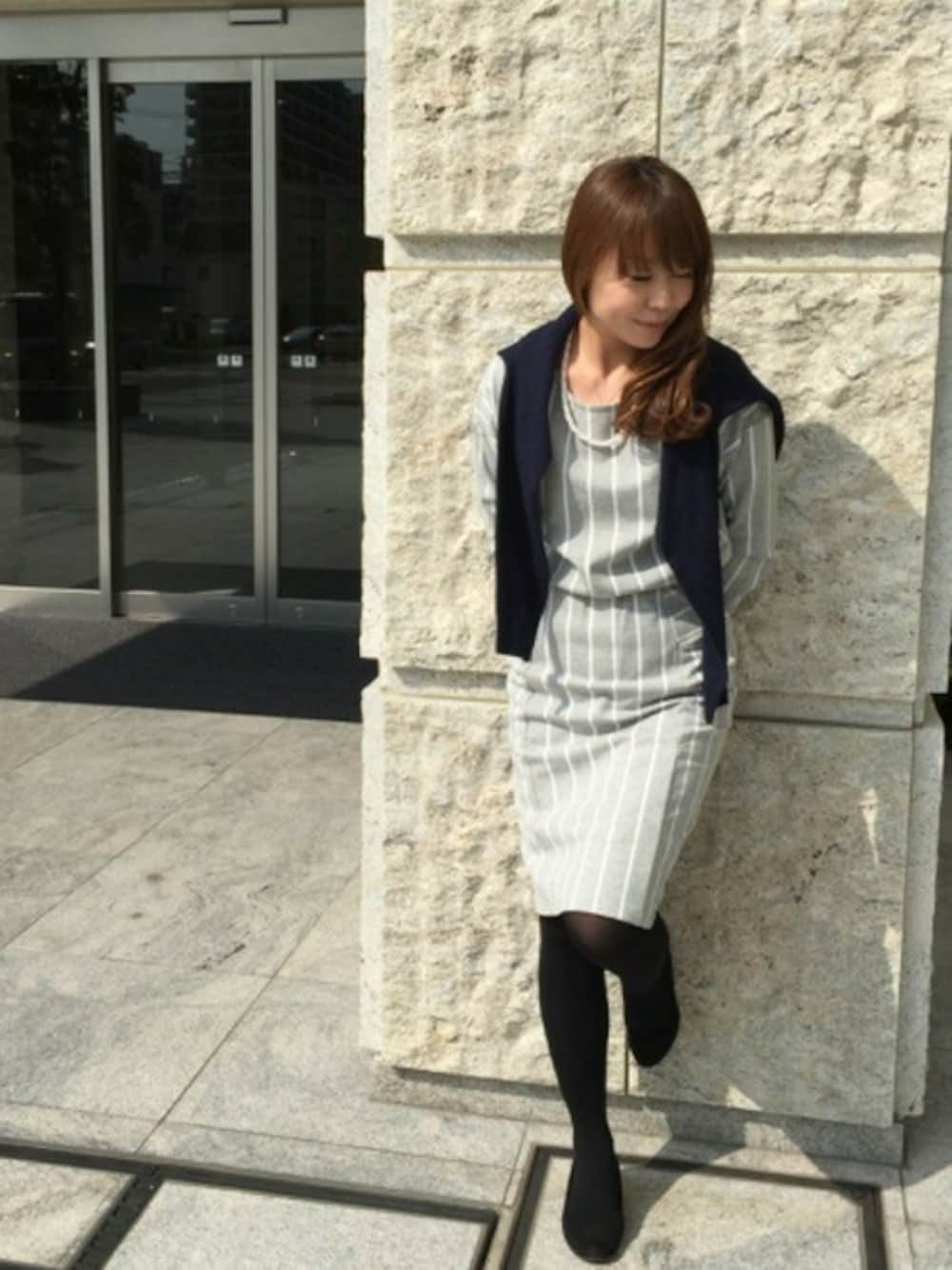 グレー系のTシャツ/カットソー、グレー系のスカートを着用したレディースの春コーディネートの1枚目の写真