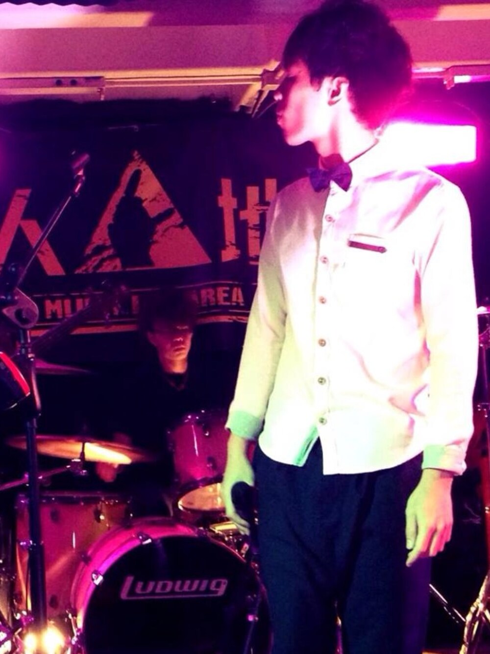 「Dr.Martens、CUBE SUGAR、5cm、singer」｜「CUBE SUGARのアイテム（シャツ/ブラウス、ピンク系）」を使った、Tong Ho Cheung, Alexさん（メンズ・173cm）の夏コーディネートの1枚目の写真