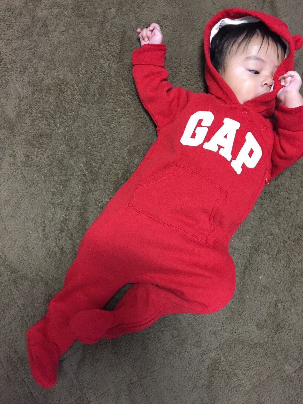 「babygap、男の子、もうすぐ4ヶ月、ラクチンコーデ」｜「babyGAPのアイテム（ロンパース、レッド系）」を使った、たそさん（レディース・159cm）の秋コーディネートの1枚目の写真