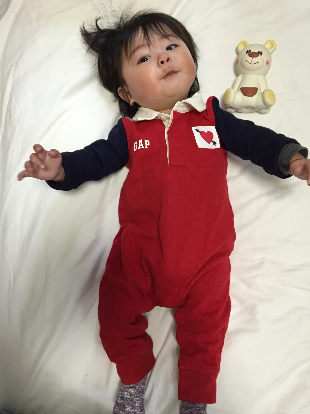 「ベビーギャップ、男の子、ロンパース、6か月」｜「babyGAPのアイテム（ロンパース、レッド系）」を使った、たそさん（キッズ・70cm）の冬コーディネートの1枚目の写真