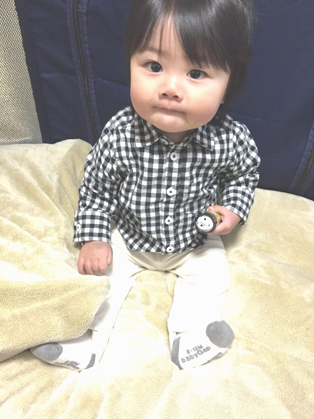 「男の子、ギンガムチェック、7ヶ月、ホワイトパンツ、春コーデ」｜「petit mainのギンガム＆ストライプ長袖シャツ（シャツ/ブラウス、ブラック系）」を使った、たそさん（キッズ・80cm）の冬コーディネートの1枚目の写真