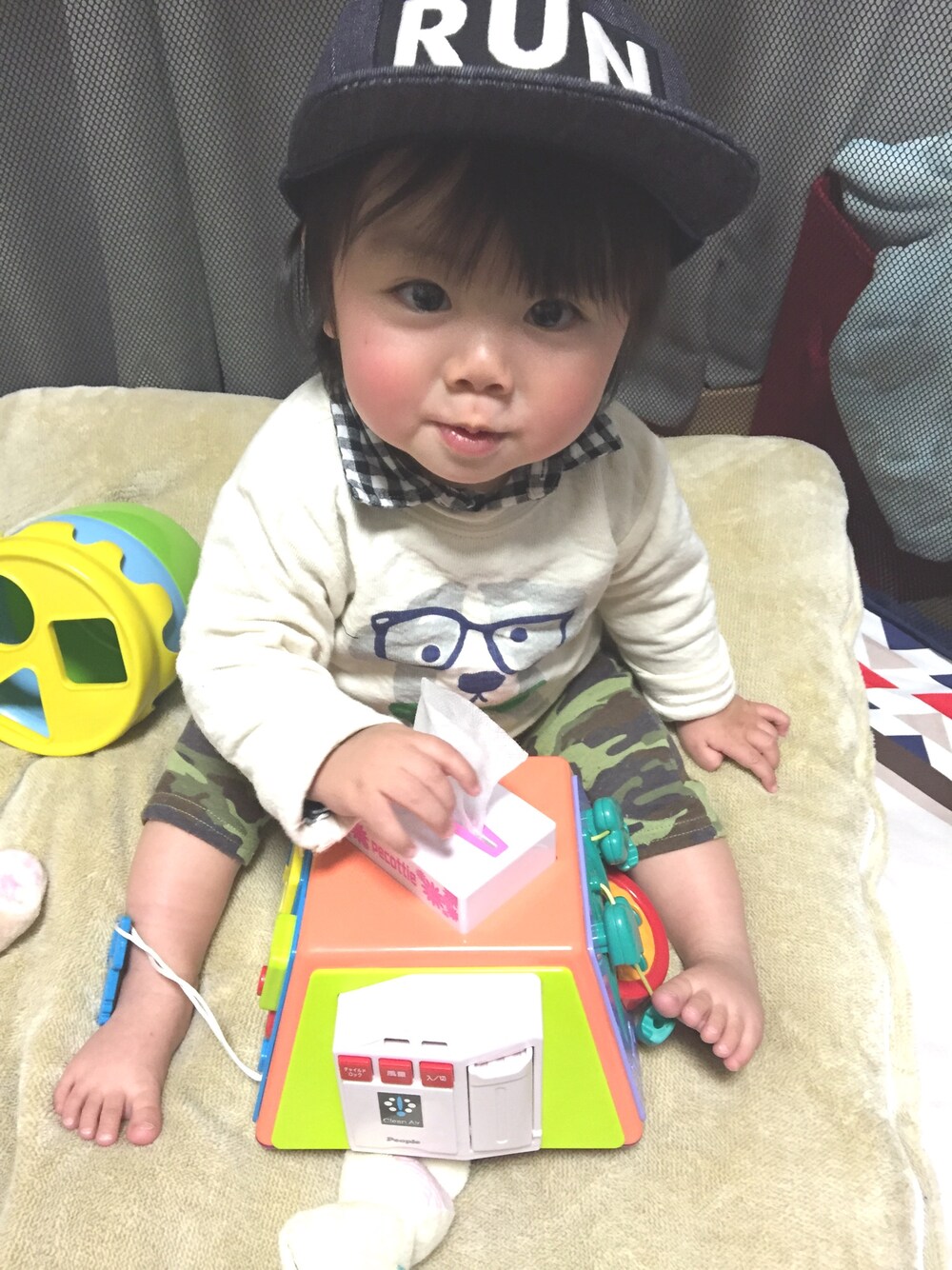 「男の子、迷彩、チェックシャツ、キャップ、春コーデ」｜「petit mainのギンガム＆ストライプ長袖シャツ（シャツ/ブラウス、ブラック系）」を使った、たそさん（キッズ・70cm）の春コーディネートの1枚目の写真