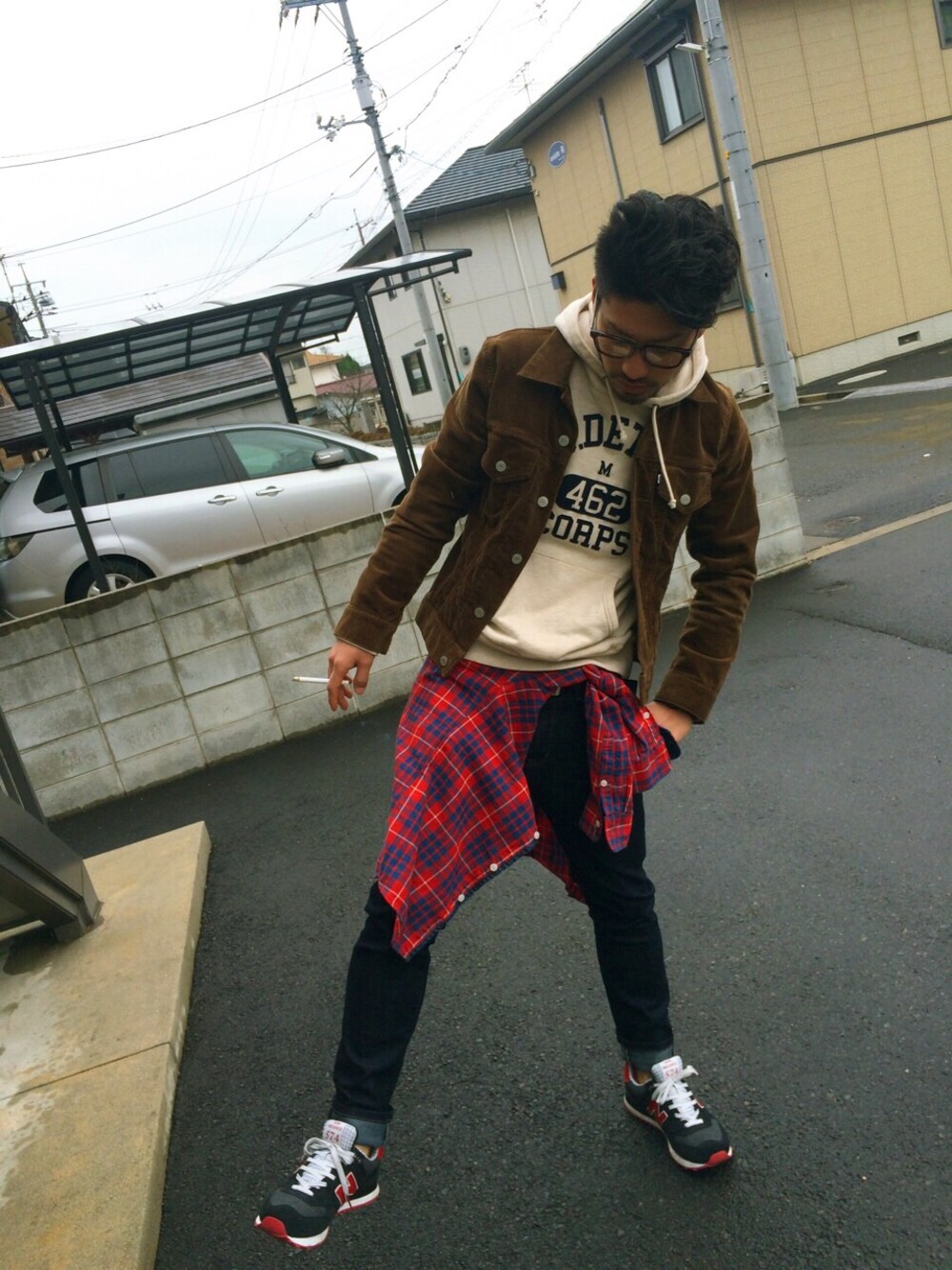 レッド系のスニーカー、ホワイト系のパーカー、ブルー系のデニムパンツを着用したメンズの冬コーディネートの1枚目の写真