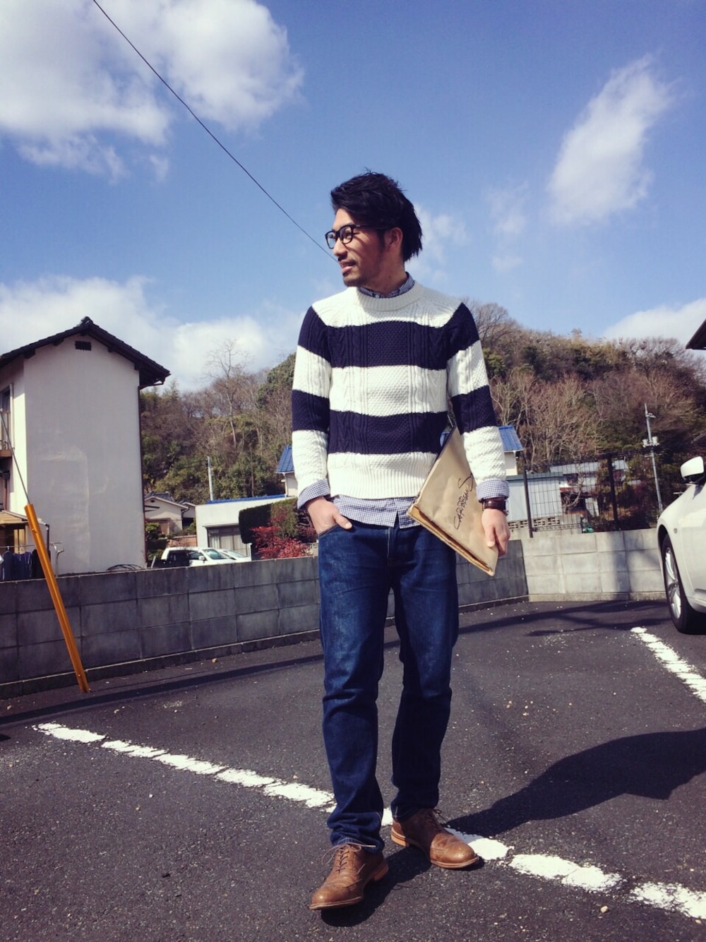 ホワイト系のニット/セーター、ベージュ系のクラッチバッグ、ブラウン系のその他シューズを着用したメンズの冬コーディネートの1枚目の写真