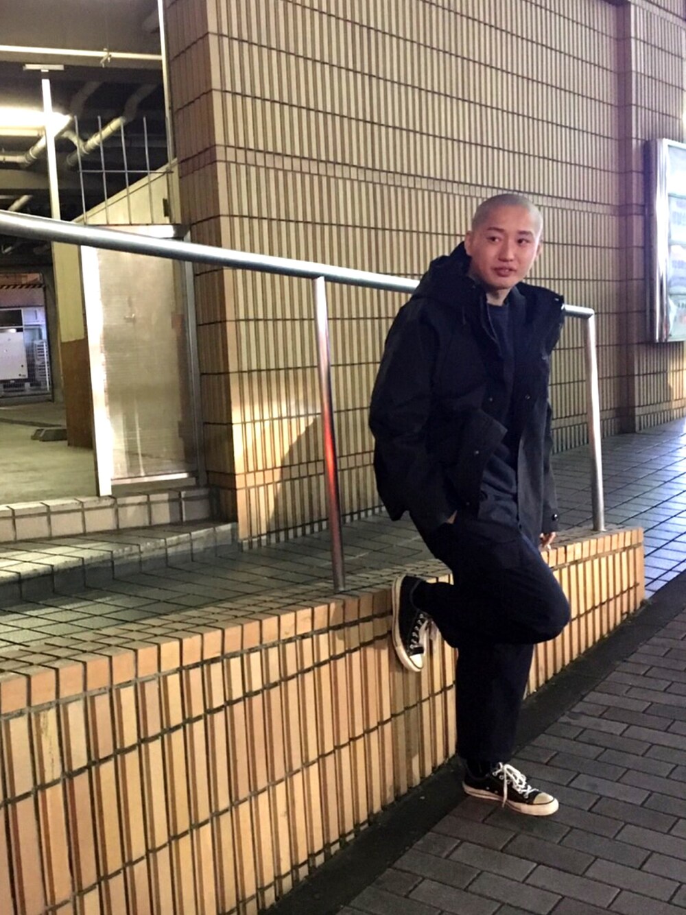 「シンプル、モード、モノトーン、オールブラック、converse、アウター、秋、坊主」｜「Elephant Blancのアイテム（マウンテンパーカー、ブラック系）」を使った、megane_bozzさん（メンズ・165cm）の秋コーディネートの1枚目の写真
