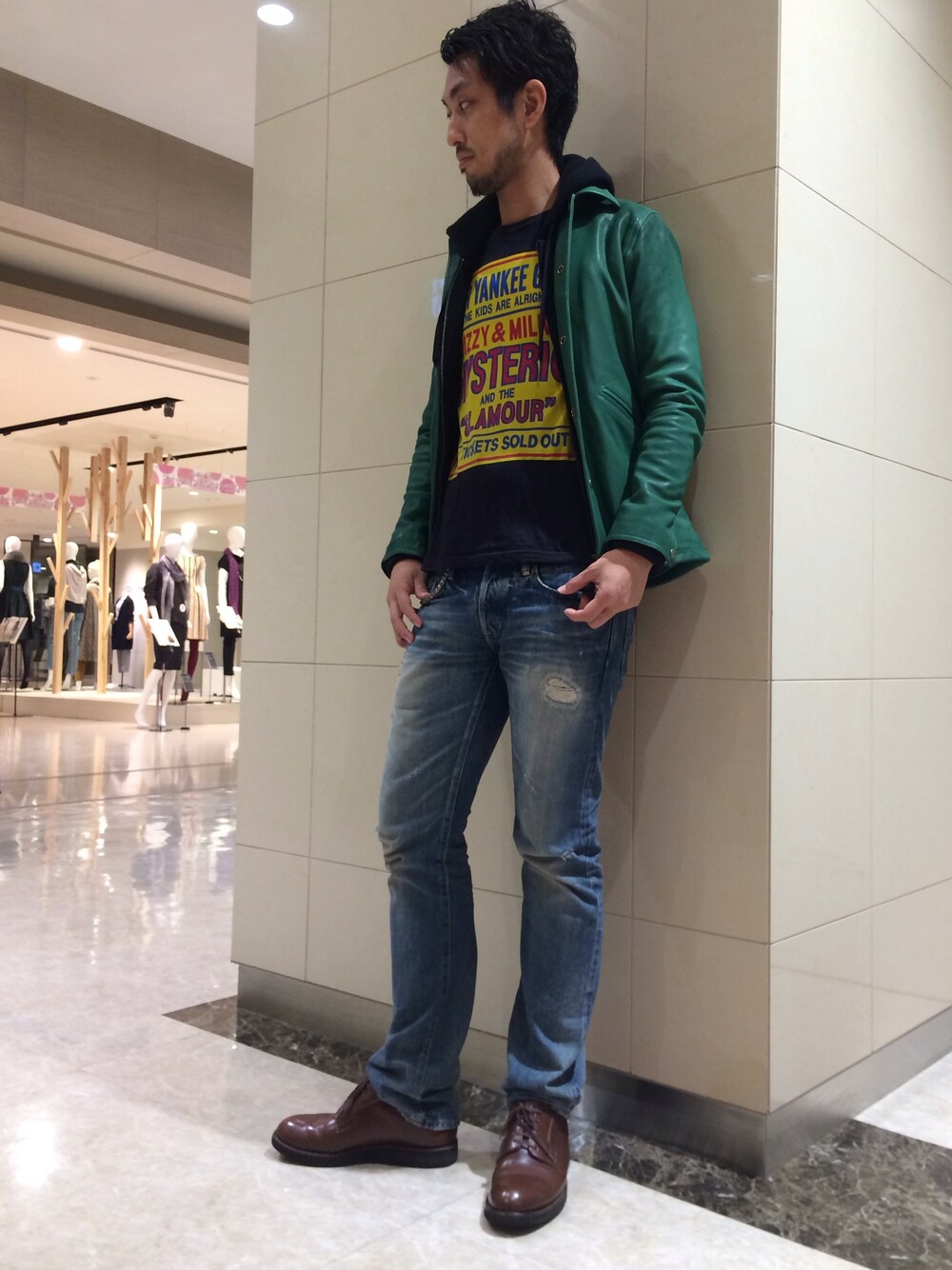 ブラック系のTシャツ/カットソー、ブラック系のパーカー、ブルー系のデニムパンツを着用したメンズの秋コーディネートの1枚目の写真