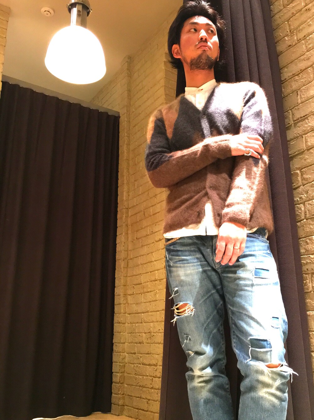 「ヒステリックグラマー、Hysteric Glamour、秋コーデ、スニーカー、デニム、シンプル」｜「HYSTERIC GLAMOURのダイヤ柄 編込 CD（カーディガン/ボレロ、ブラウン系）」を使った、K.ODAさん（メンズ・183cm）の秋コーディネートの1枚目の写真