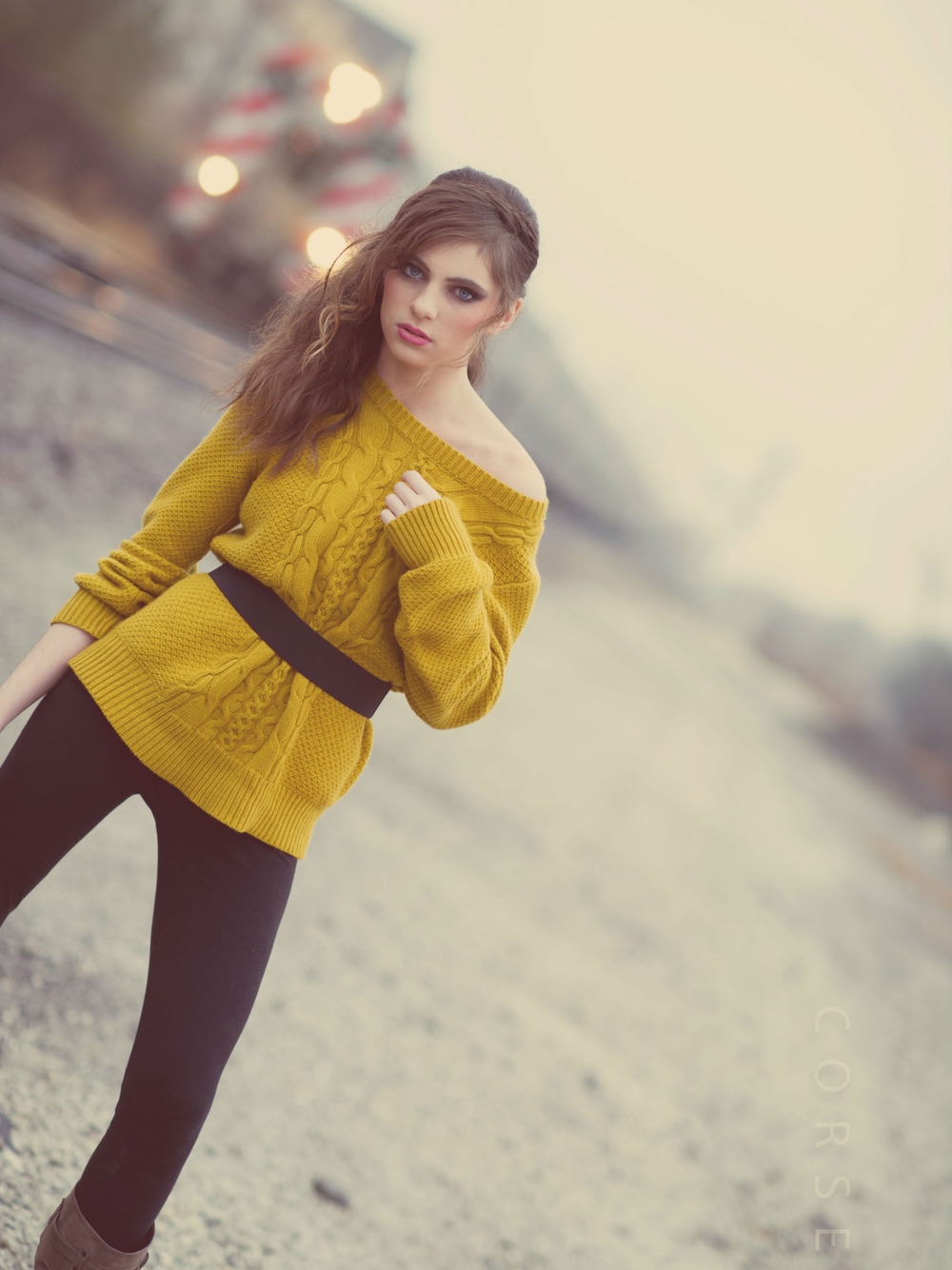 イエロー系のニット/セーターを着用したレディースの秋コーディネートの1枚目の写真