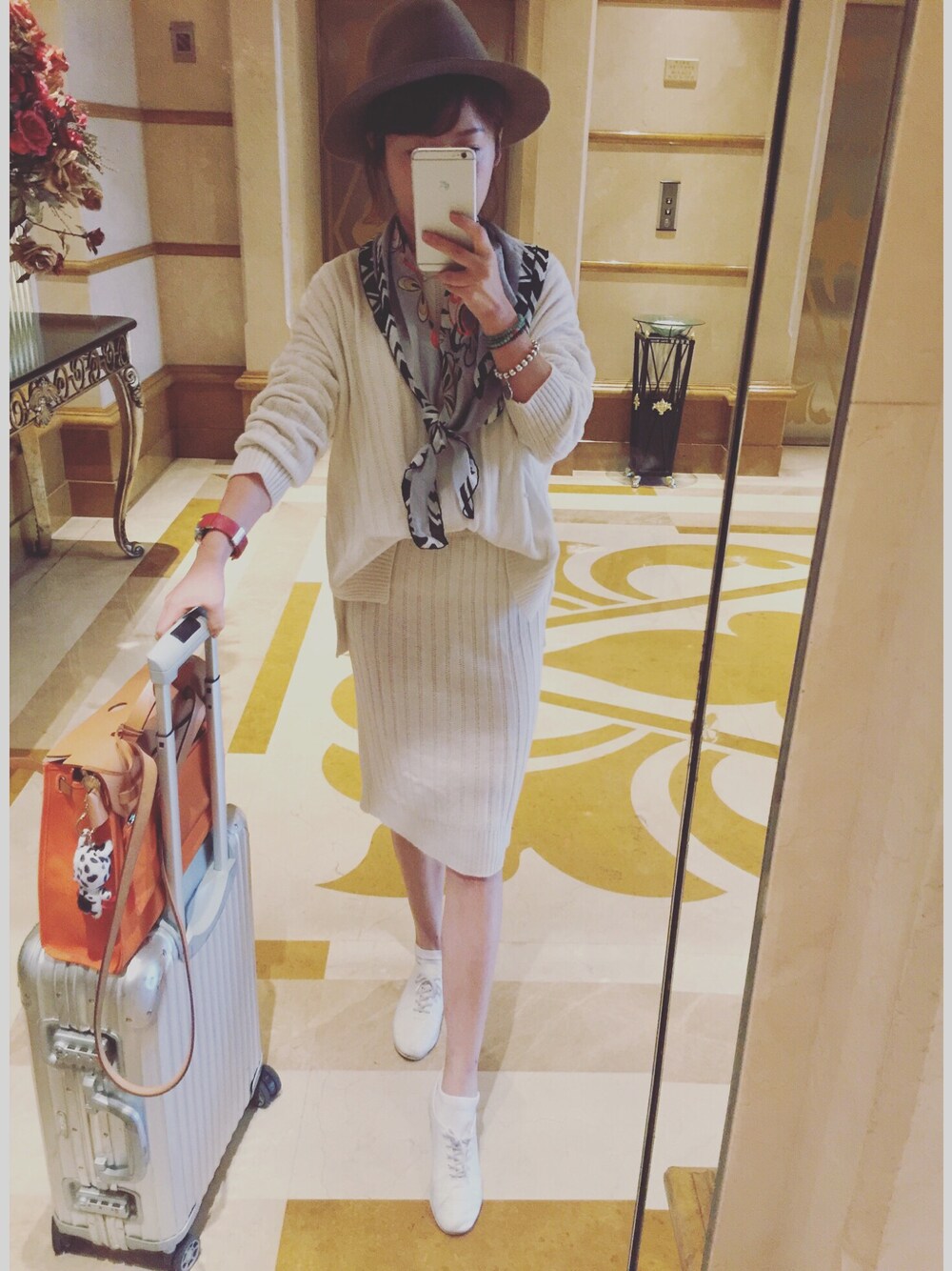「STYLENANDAのアイテム（スカート、ベージュ系）」を使った、Lucyさん（レディース・160cm）の秋コーディネートの1枚目の写真
