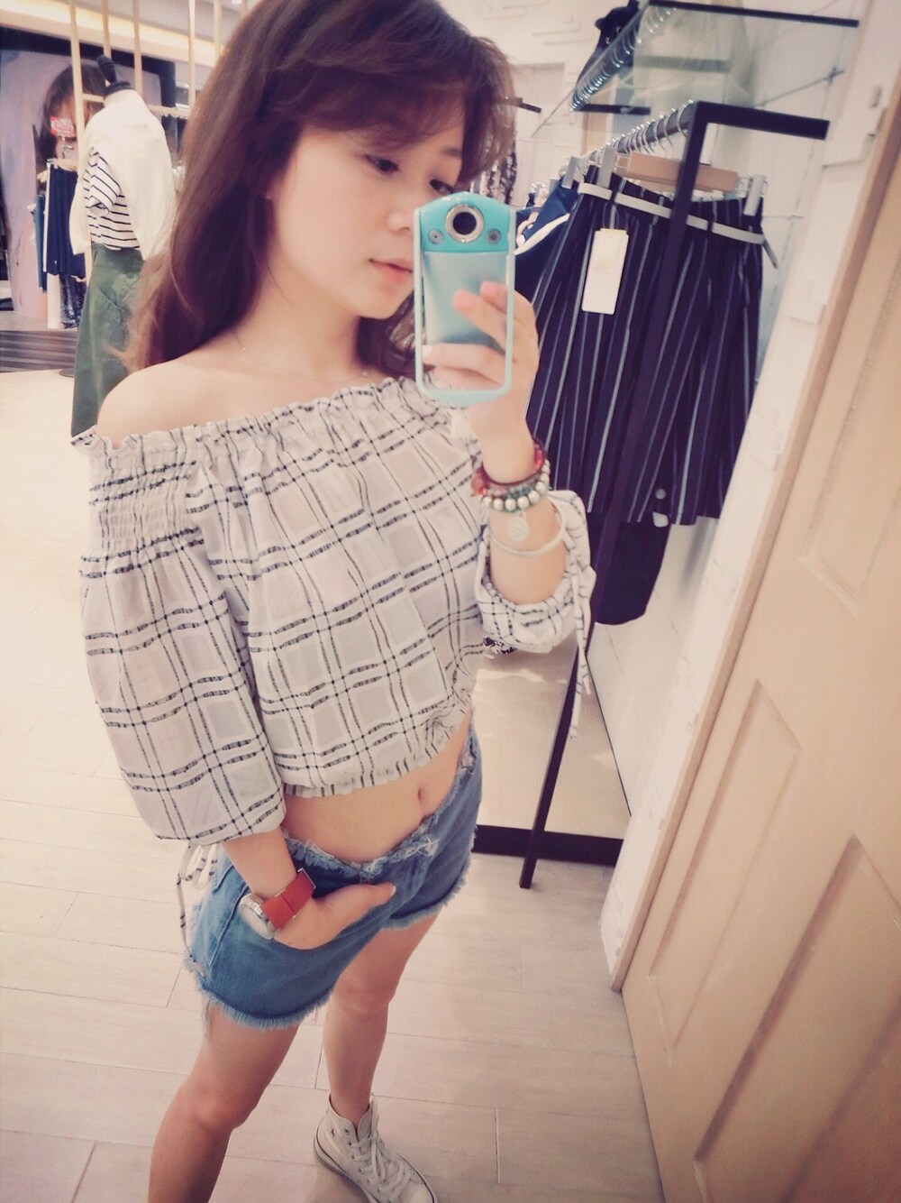 「STYLENANDAのアイテム（デニムパンツ、ブルー系）」を使った、Lucyさん（レディース・160cm）の夏コーディネートの1枚目の写真
