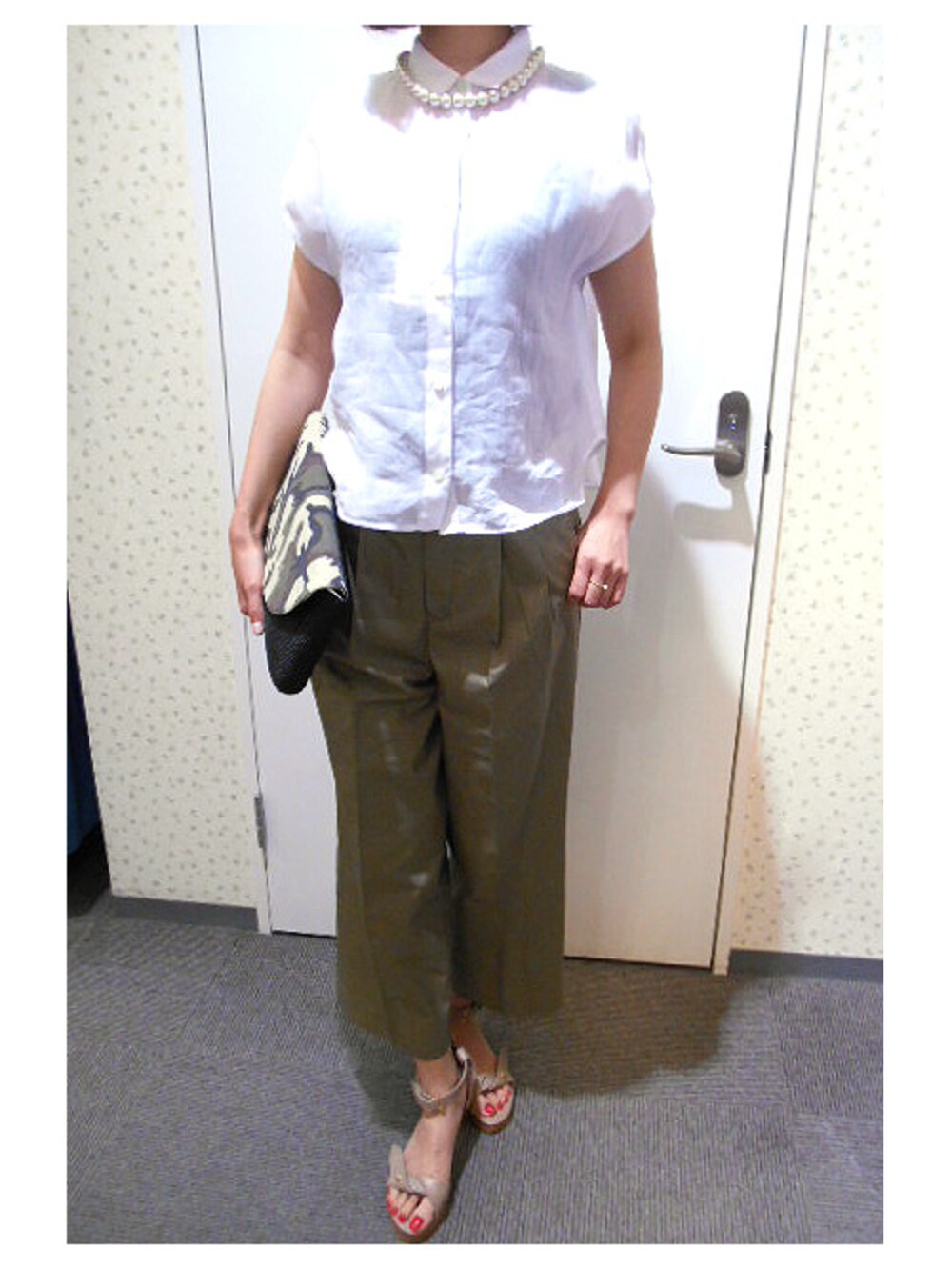 ホワイト系のシャツ/ブラウスを着用したレディースの春コーディネートの1枚目の写真