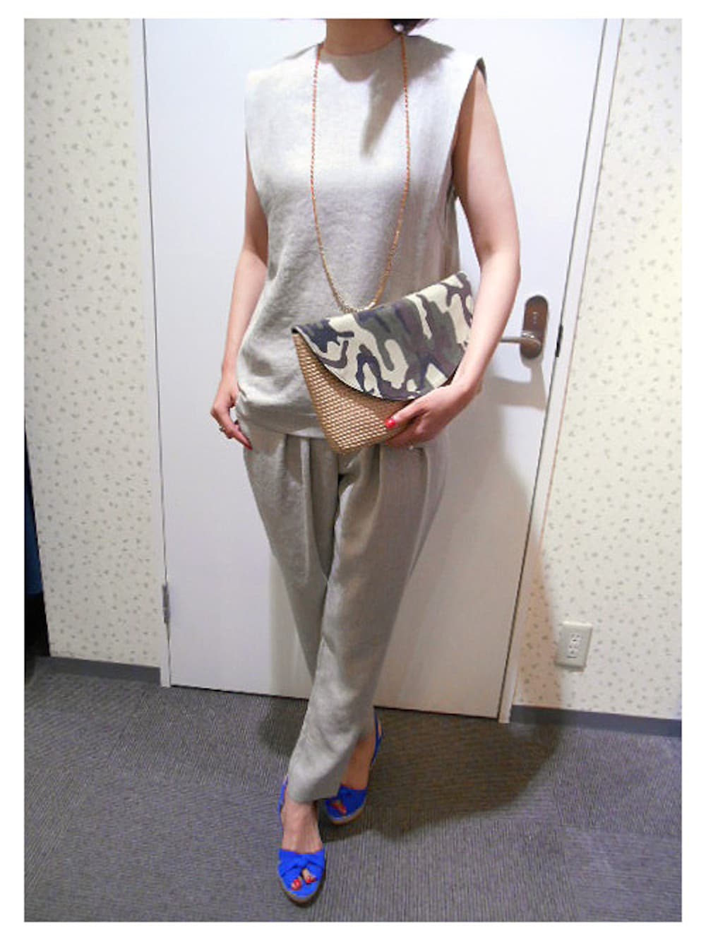 イエロー系のサンダルを着用したレディースの春コーディネートの1枚目の写真