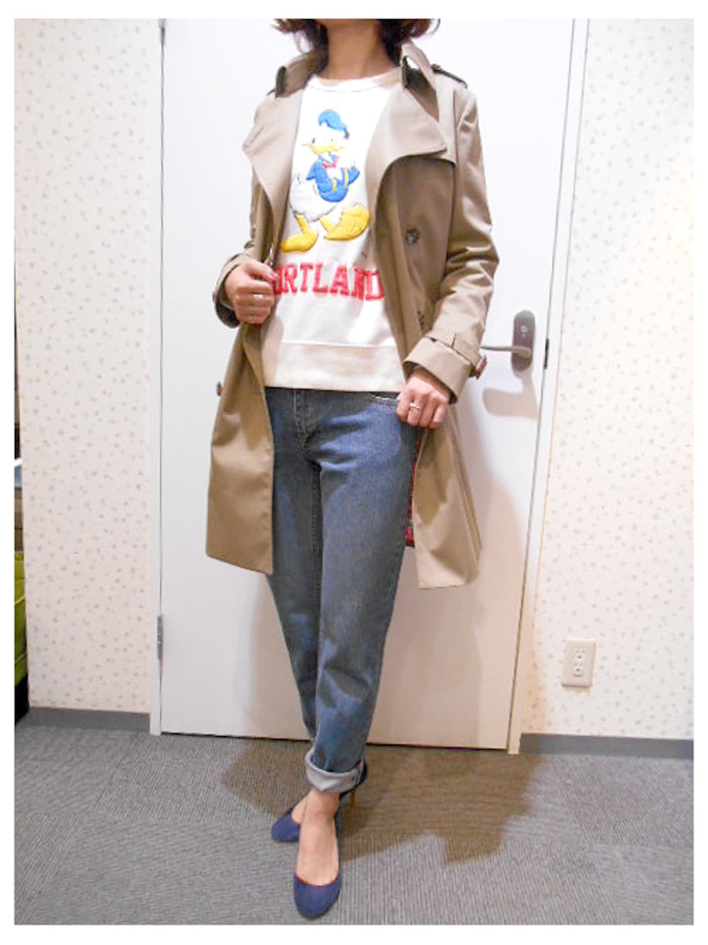 ブルー系のデニムパンツを着用したレディースの夏コーディネートの1枚目の写真