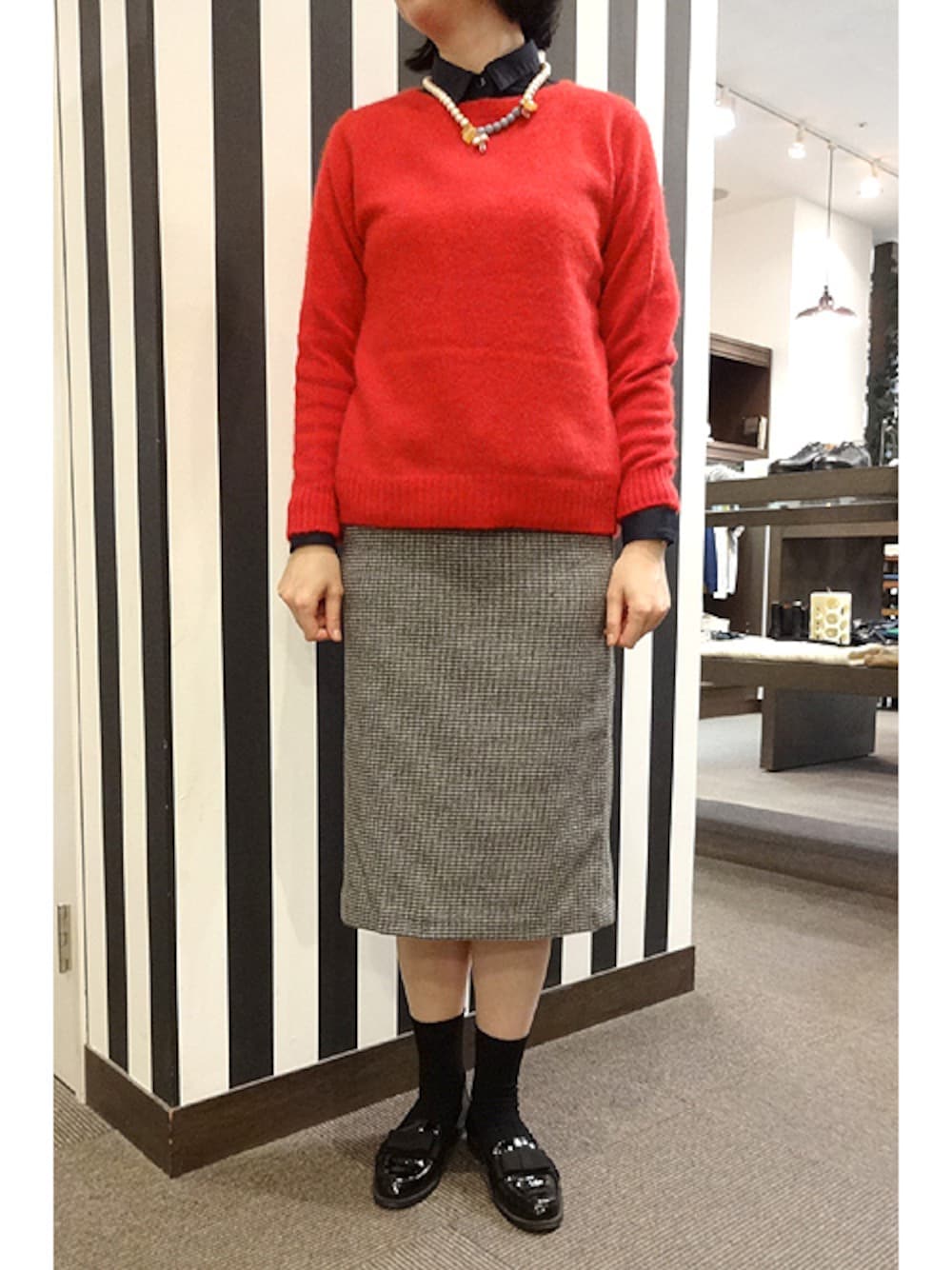 ホワイト系のニット/セーターを着用したレディースの秋コーディネートの1枚目の写真