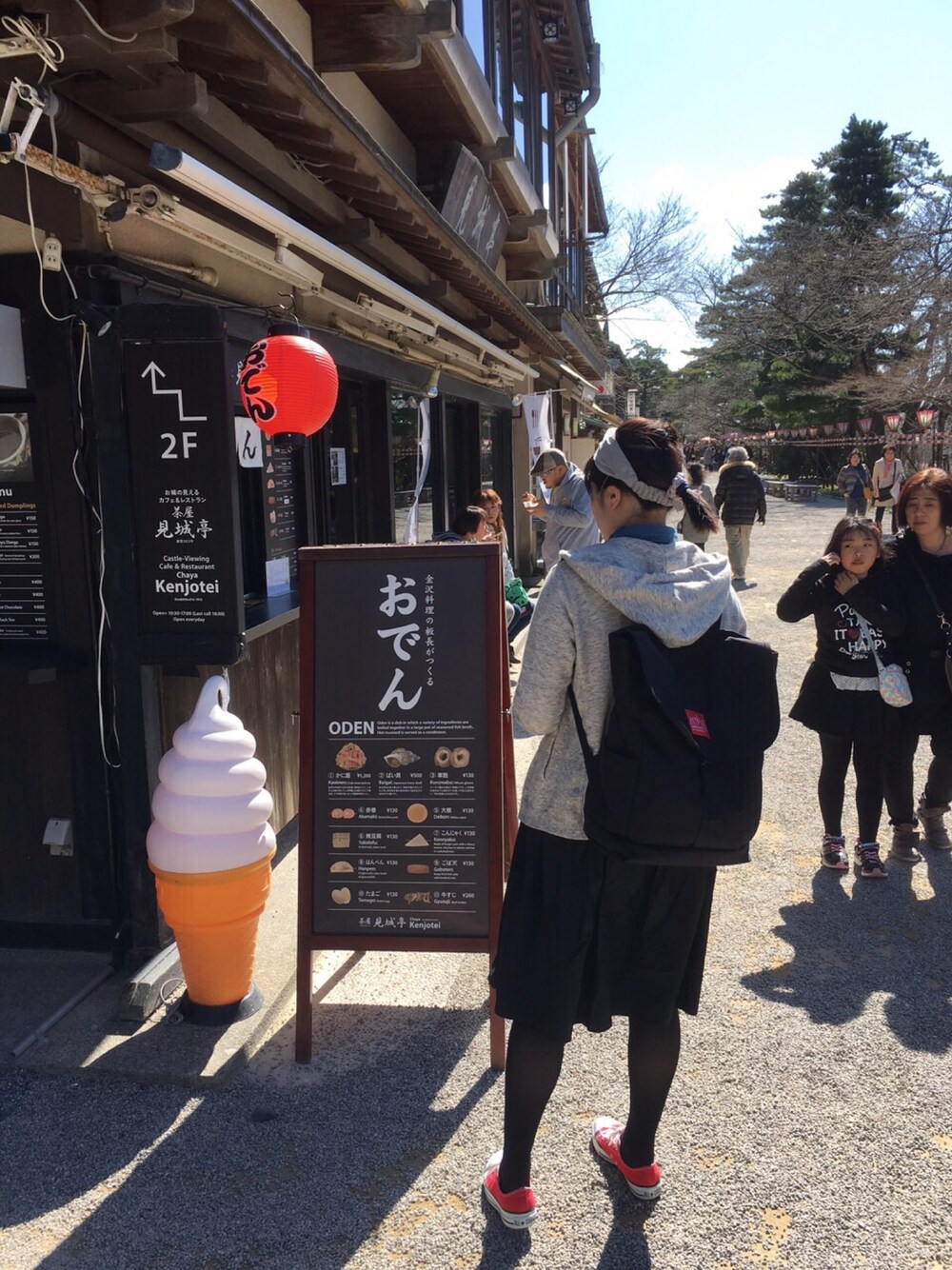 「ママコーデ、コンバース、カジュアル、春コーデ」｜「alcaliのデニムシャツ（シャツ/ブラウス、ブルー系）」を使った、kitagawa_ykmさん（レディース・165cm）の春コーディネートの1枚目の写真