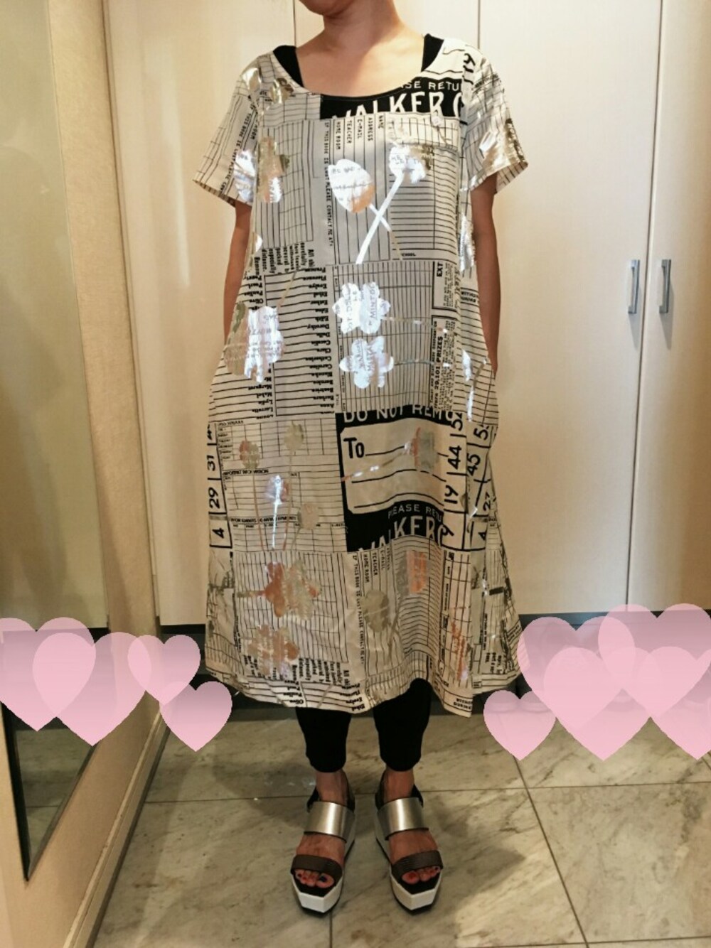 シルバー系のワンピース、ブラック系のパンツ、シルバー系のサンダルを着用したレディースの夏コーディネートの1枚目の写真