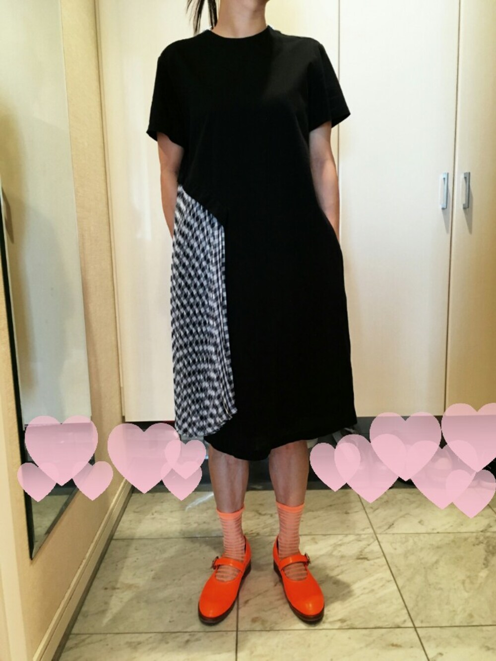 ブルー系のワンピース、オレンジ系のパンプス、オレンジ系のソックス/靴下を着用したレディースの夏コーディネートの1枚目の写真