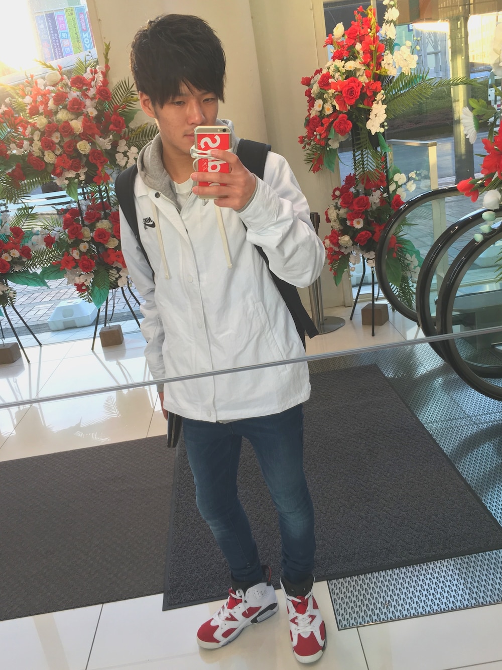 「NIKE、nike sb 、jordan6、carmine、コーチジャケット」｜「NIKEのNIKE / SB COACHES JACKET【AS】（ナイロンジャケット、ホワイト系）」を使った、Jump.eiさん（メンズ・165cm）の春コーディネートの1枚目の写真