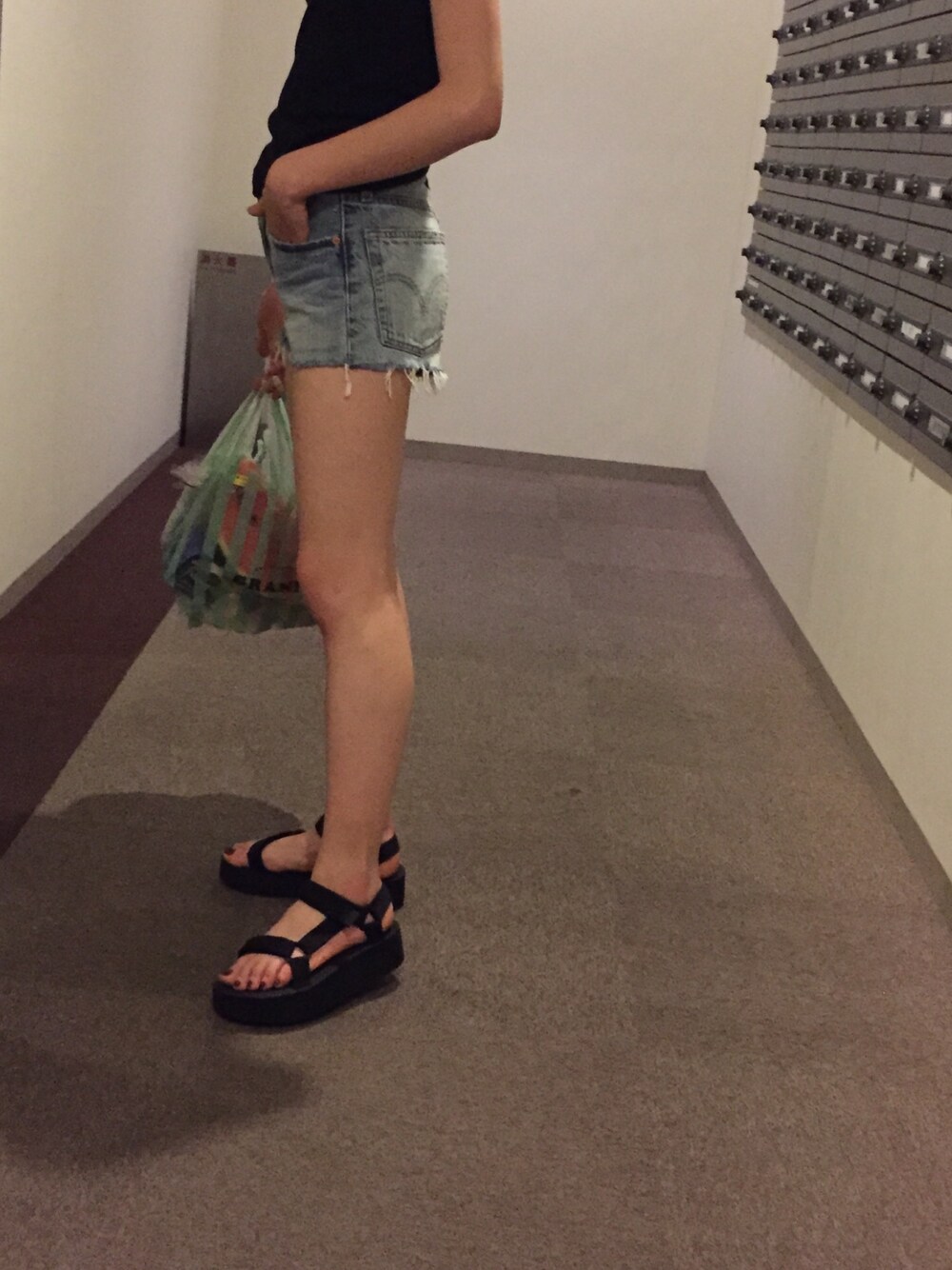 「Levi'sのアイテム（デニムパンツ、ブルー系）」を使った、kuniaさん（レディース・161cm）の夏コーディネートの1枚目の写真