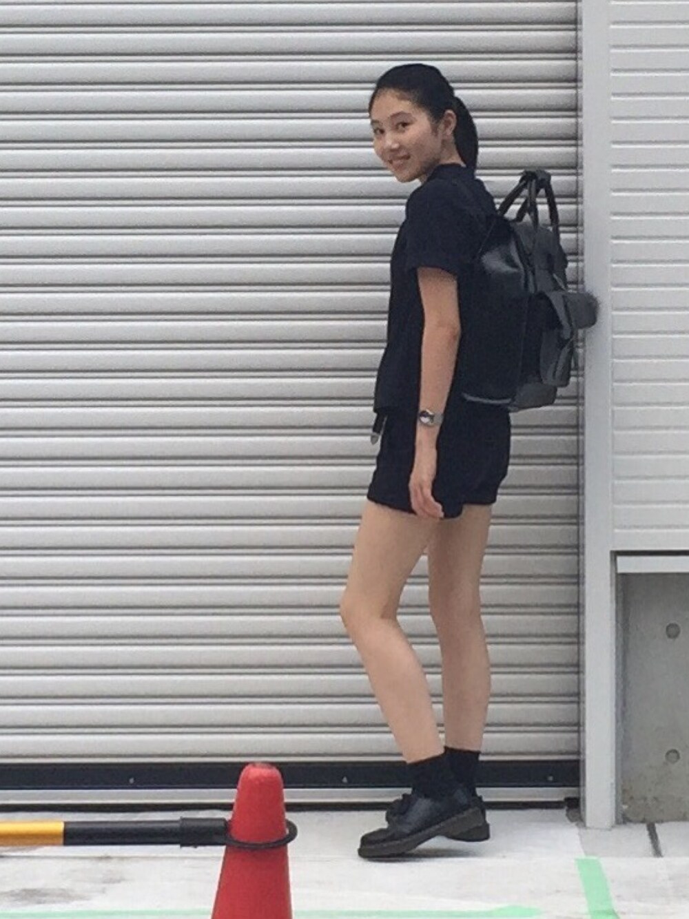 「Dr. Martensのアイテム（バックパック/リュック、ブラック系）」を使った、kuniaさん（レディース・161cm）の夏コーディネートの1枚目の写真