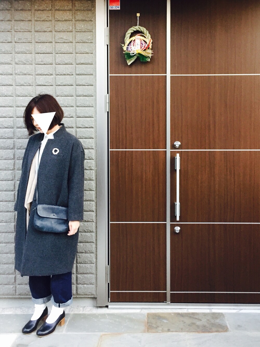 「YAECA、小菅幸子、AUTTAA、チェスターコート、デニム」｜「mizuiroindのアイテム（チェスターコート、グレー系）」を使った、na.さん（レディース・160cm）の冬コーディネートの1枚目の写真