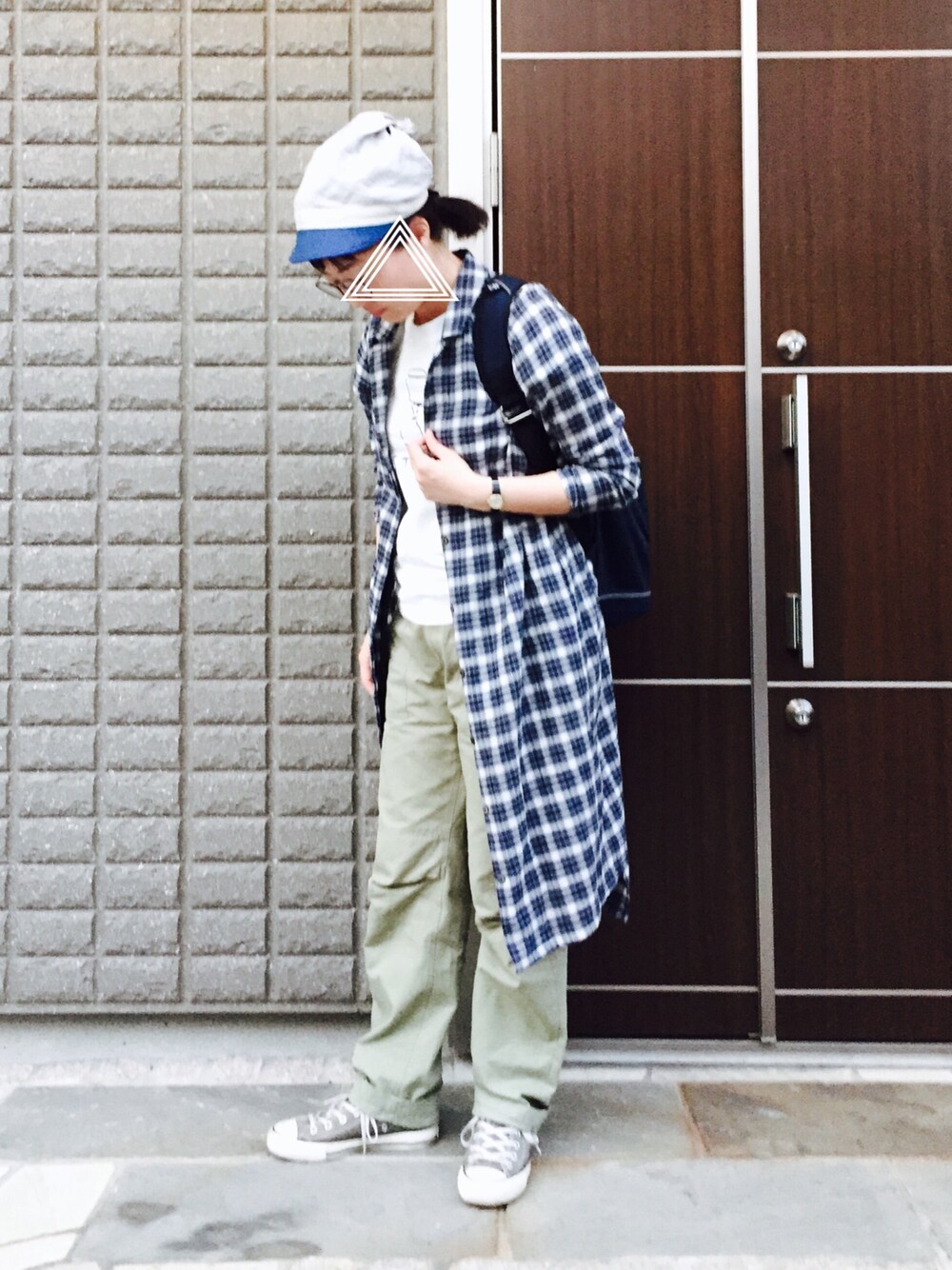 ブルー系のシャツワンピース、ブルー系のバックパック/リュック、グリーン系のチノパンツを着用したレディースの春コーディネートの1枚目の写真