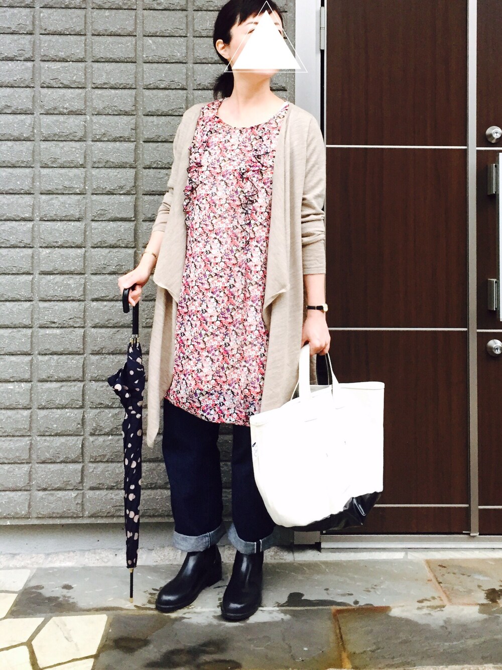 「雨の日コーデ、デニム、レインブーツ」｜「Harrissのアイテム（ワンピース、ピンク系）」を使った、na.さん（レディース・160cm）の春コーディネートの1枚目の写真