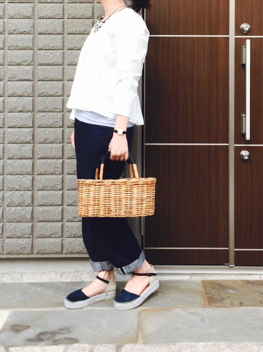「シンプルコーデ、白シャツ、デニムパンツ、かごバッグ、ミナペルホネン」｜「mina perhonenのアイテム（ネックレス、ベージュ系）」を使った、na.さん（レディース・160cm）の春コーディネートの1枚目の写真