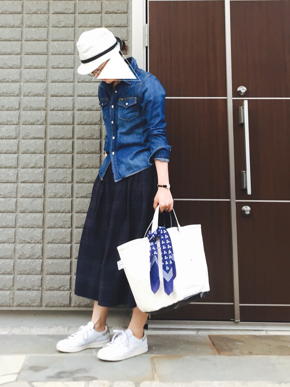 「デニム、デニムシャツ、スカート、converse」｜「chapeaugraphyのアイテム（帽子、ホワイト系）」を使った、na.さん（レディース・160cm）の春コーディネートの1枚目の写真