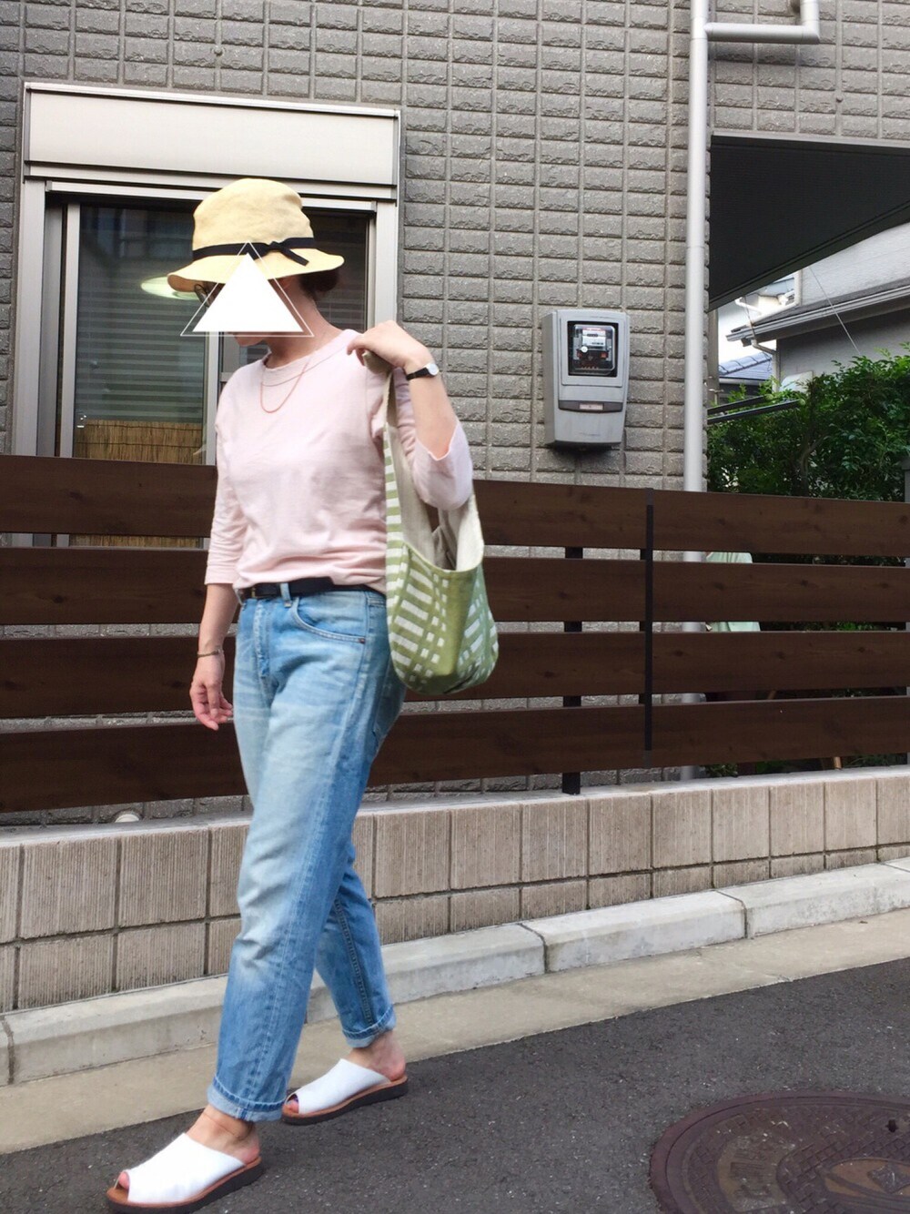 「夏、大人カジュアル、デニム、サンダル」｜「Ray BEAMSのcoeur femme / ペーパー HAT（ハット、ベージュ系）」を使った、na.さん（レディース・160cm）の夏コーディネートの1枚目の写真