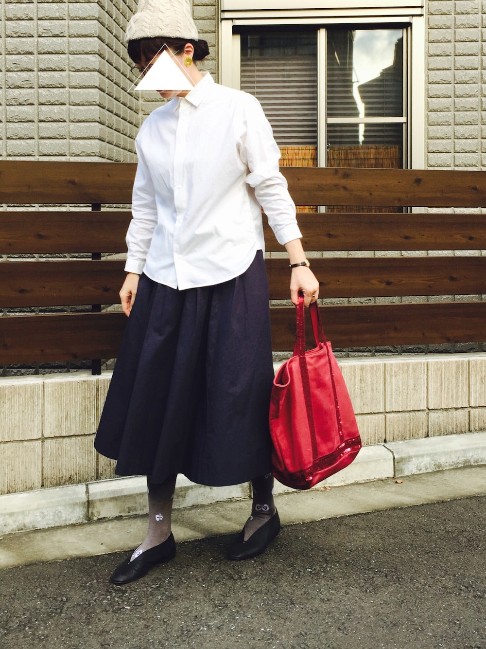 ホワイト系のシャツ/ブラウス、ブルー系のスカート、レッド系のトートバッグを着用したレディースの秋コーディネートの1枚目の写真