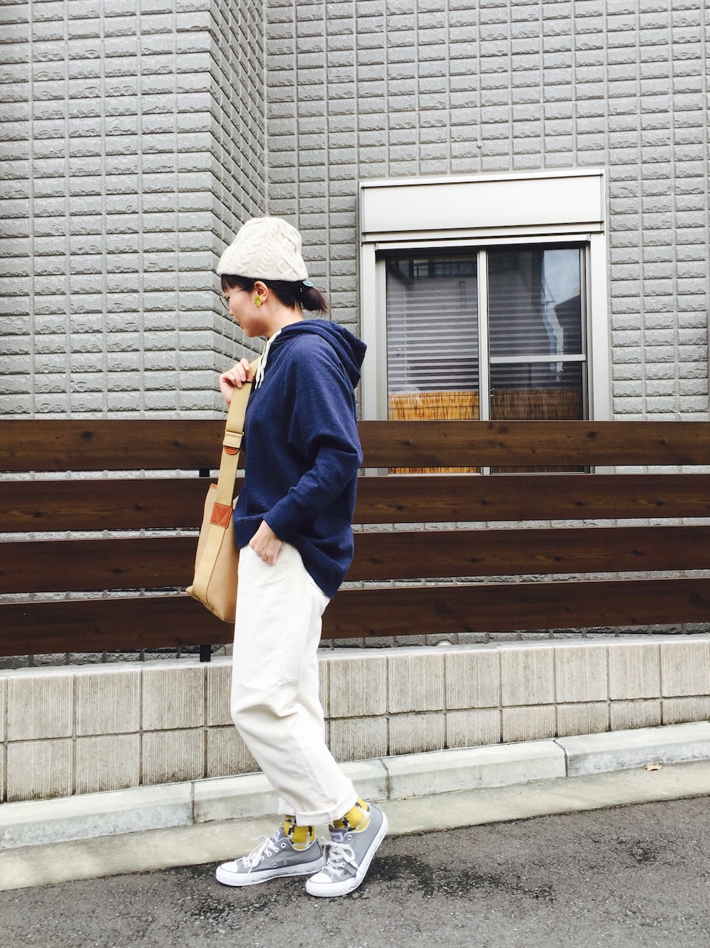 「休日スタイル、オトナカジュアル、パンツスタイル、YAECA、コンバース、マチュア、コーデュロイ」｜「mature ha.のアイテム（ニットキャップ/ビーニー、ベージュ系）」を使った、na.さん（レディース・160cm）の秋コーディネートの1枚目の写真