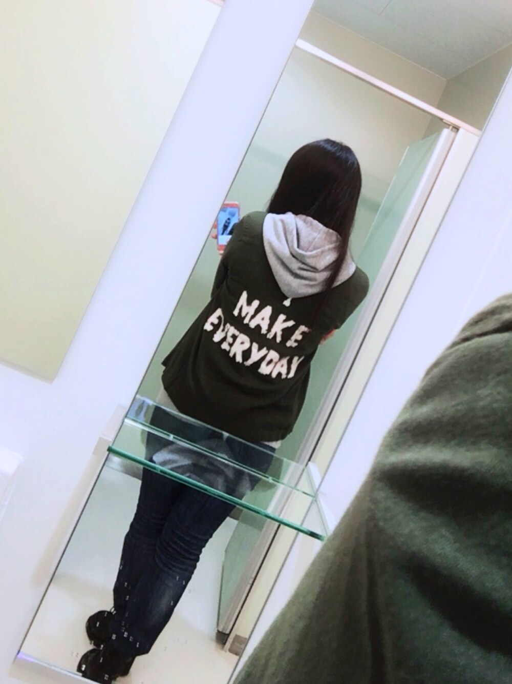 「ミリタリー、パーカー、ブーツ、レザー、デニムパンツ」｜「WEGOのアイテム（ジャケット/アウター、グリーン系）」を使った、MIOさん（レディース・157cm）の秋コーディネートの1枚目の写真