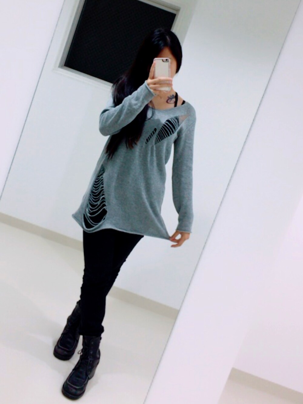 「ダメージ、ニット、ANAP、レザーシューズ、スキニーパンツ、黒、黒スキニー、ダメージニット、グレー」｜「ANAPのアイテム（ニット/セーター、グレー系）」を使った、MIOさん（レディース・157cm）の秋コーディネートの1枚目の写真