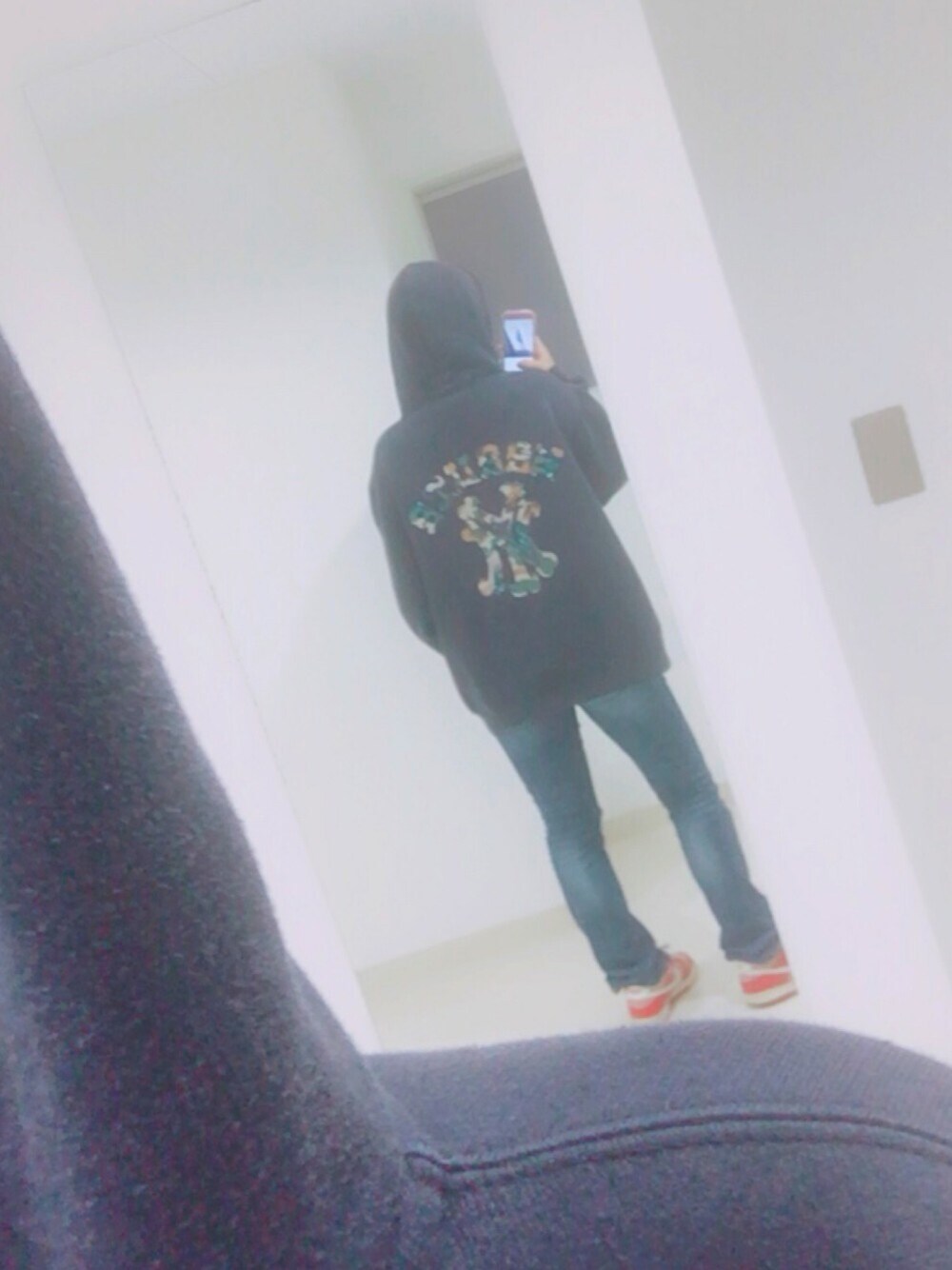 「stussy、bigパーカー、メンズライク、メンズパーカー、ステューシー、デニム、デニムパンツ、ナイキスニーカー、ナイキ」｜「STUSSYのアイテム（パーカー、ブラック系）」を使った、MIOさん（レディース・157cm）の秋コーディネートの1枚目の写真