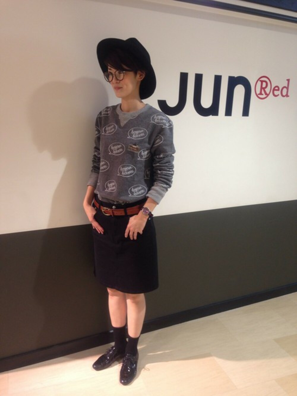 「#メガネ、#ハット、#スエット」｜「JUNREDのつば広ハット（ハット、ブラック系）」を使った、MOTOCHIKAさん（レディース・167cm）の秋コーディネートの1枚目の写真