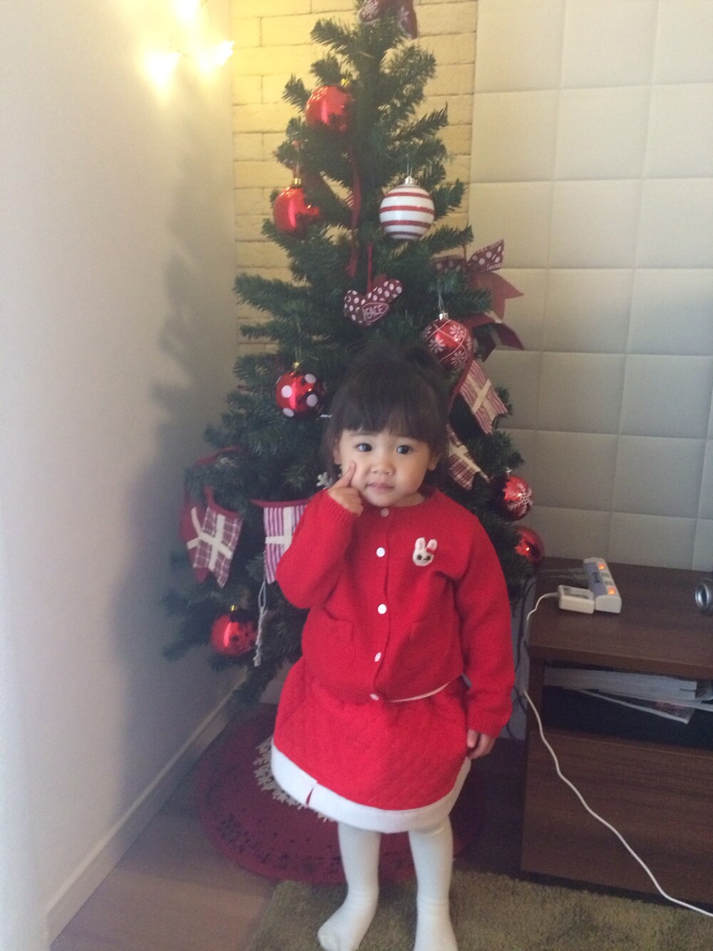 「クリスマス、サンタクロース、クリスマス2014(レッド×グリーン)」｜「MIKI HOUSEのアイテム（カーディガン/ボレロ、レッド系）」を使った、may.さん（キッズ・80cm）の冬コーディネートの1枚目の写真