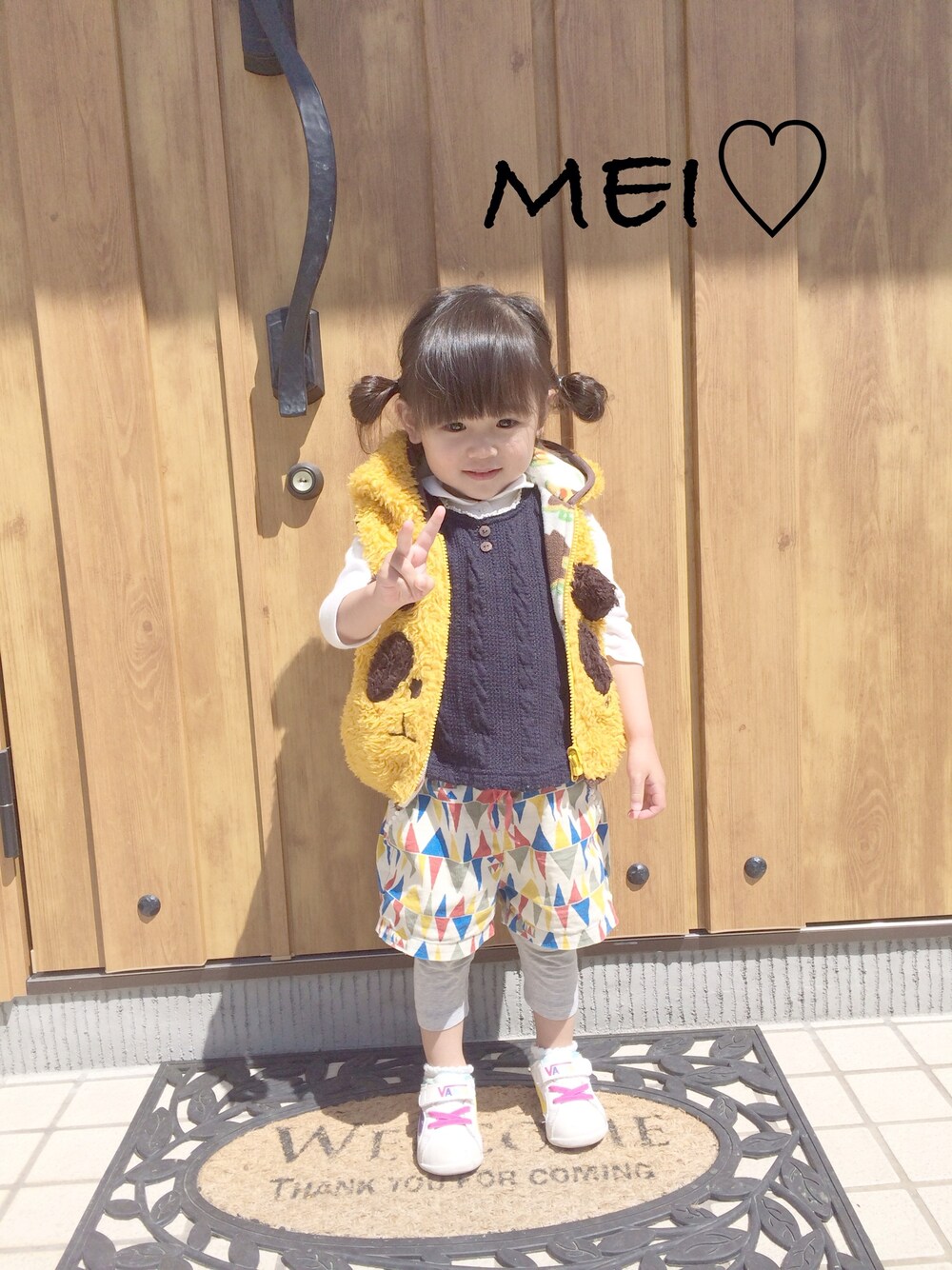 「ハーフパンツ、レギンス、ベスト、ツインテール」｜「しまむらのアイテム（ベスト、ブルー系）」を使った、may.さん（キッズ・80cm）の春コーディネートの1枚目の写真