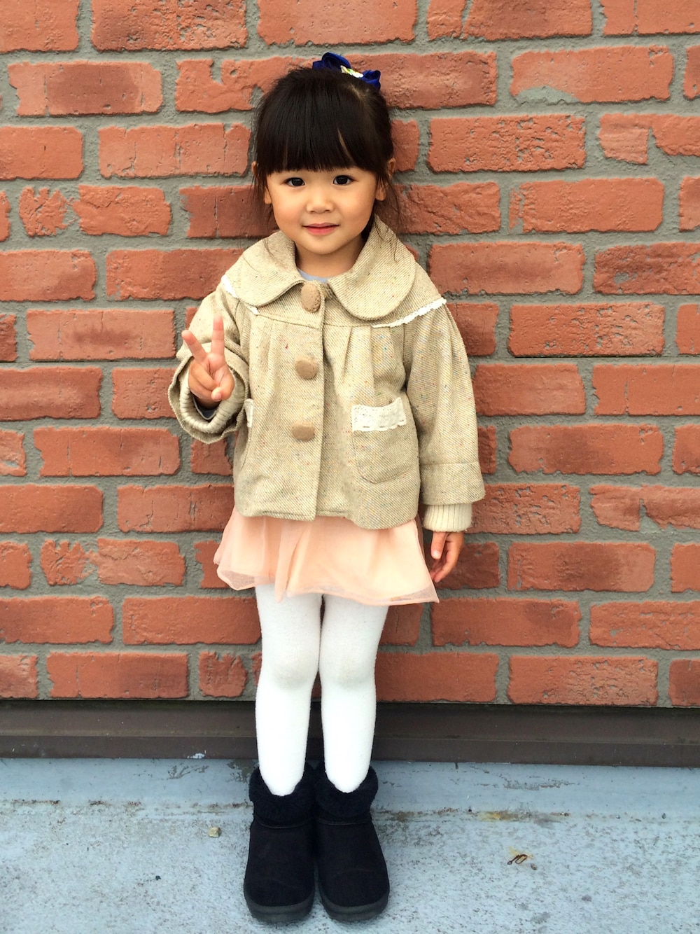 「白タイツ」｜「apres les coursのアイテム（ワンピース、その他）」を使った、may.さん（キッズ・80cm）の冬コーディネートの1枚目の写真
