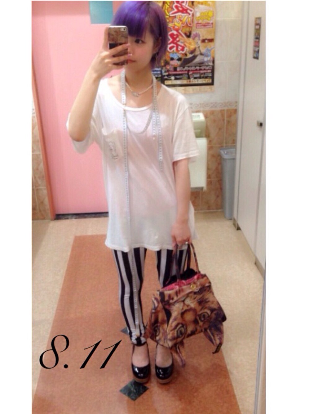 「Vivienne Westwood、モノトーン、ハンドメイド、used、earth music&ecology、あちゃちゅむ、服飾学生だからメジャー首からかけてみみた」｜「Vivienne WestwoodのヴィヴィアンiPhoneケース（スマホケース/カバー、ブラウン系）」を使った、サクラさん（レディース・156cm）の夏コーディネートの1枚目の写真